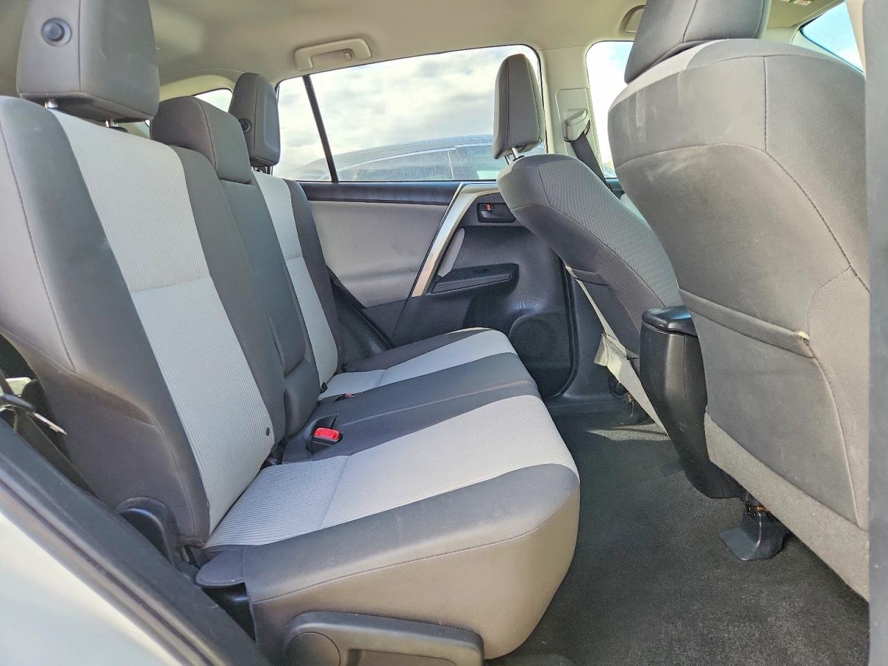2015 Toyota Rav4 Le Белый vin: JTMZFREV8FD055537