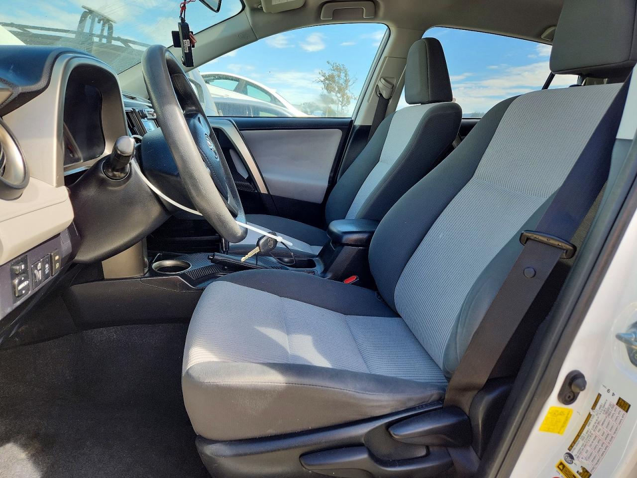2015 Toyota Rav4 Le Белый vin: JTMZFREV8FD055537