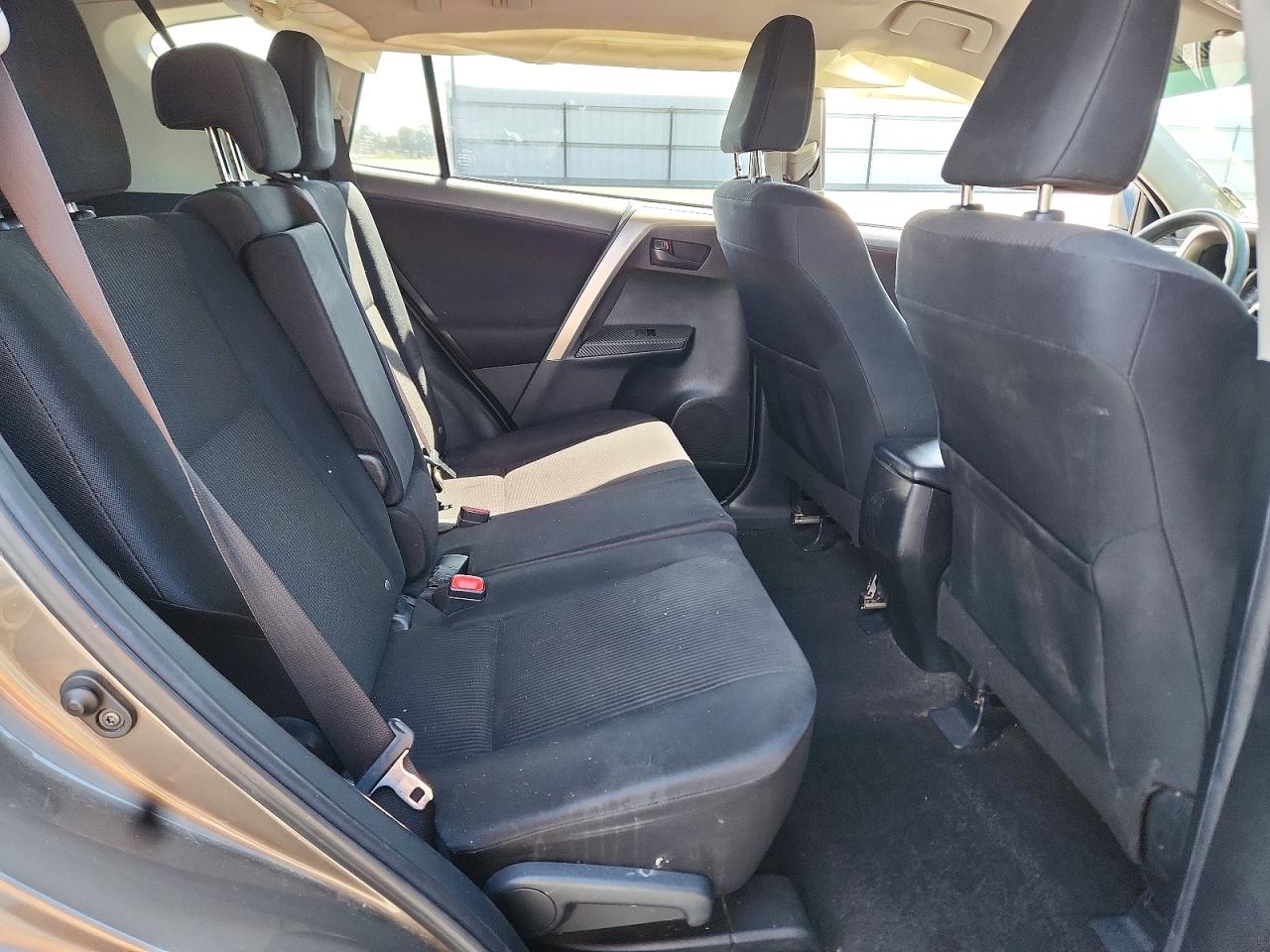 2015 Toyota Rav4 Le Brown vin: JTMZFREV8FD064335