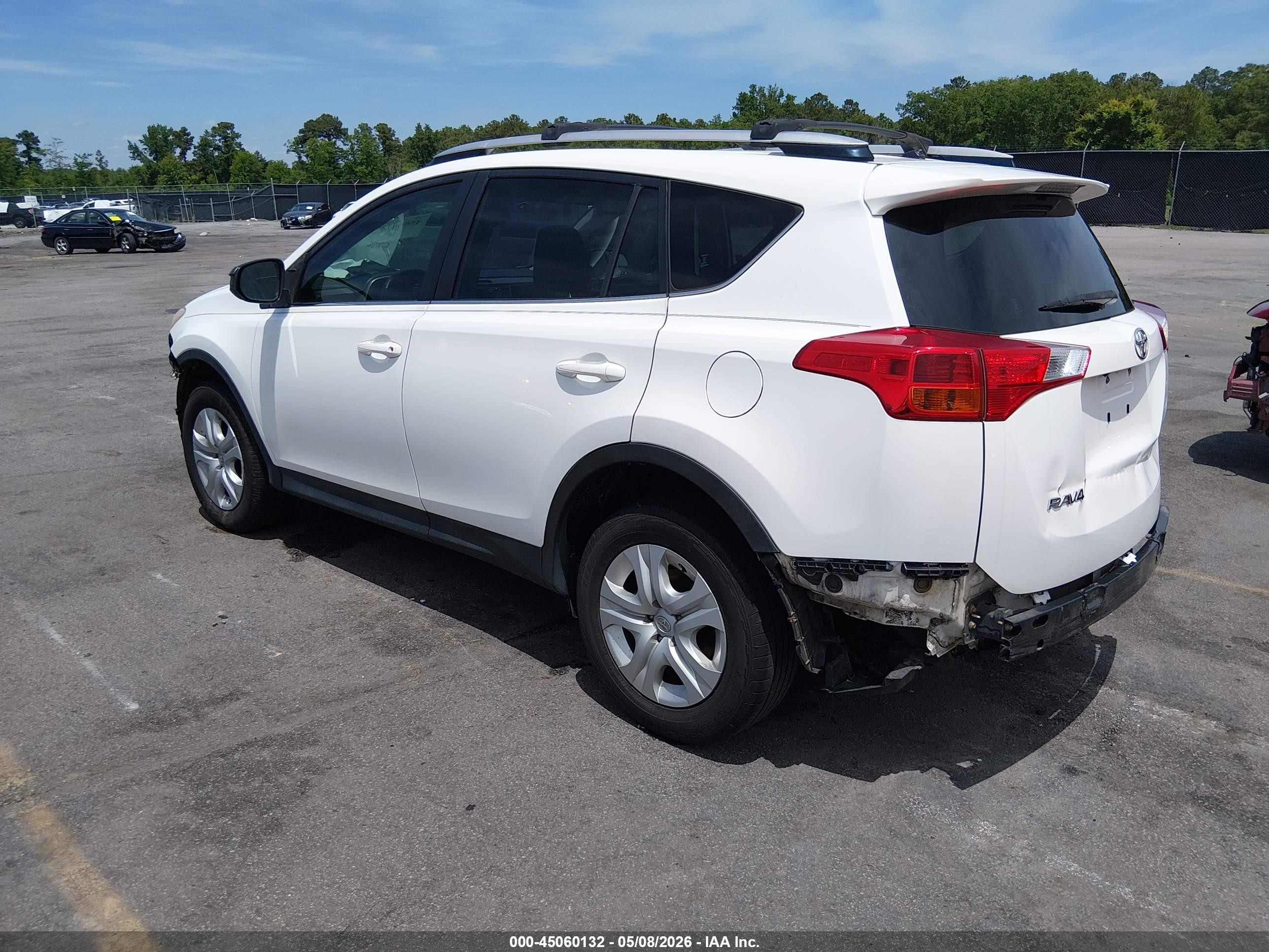 2015 Toyota Rav4 Le White vin: JTMZFREV8FD079840