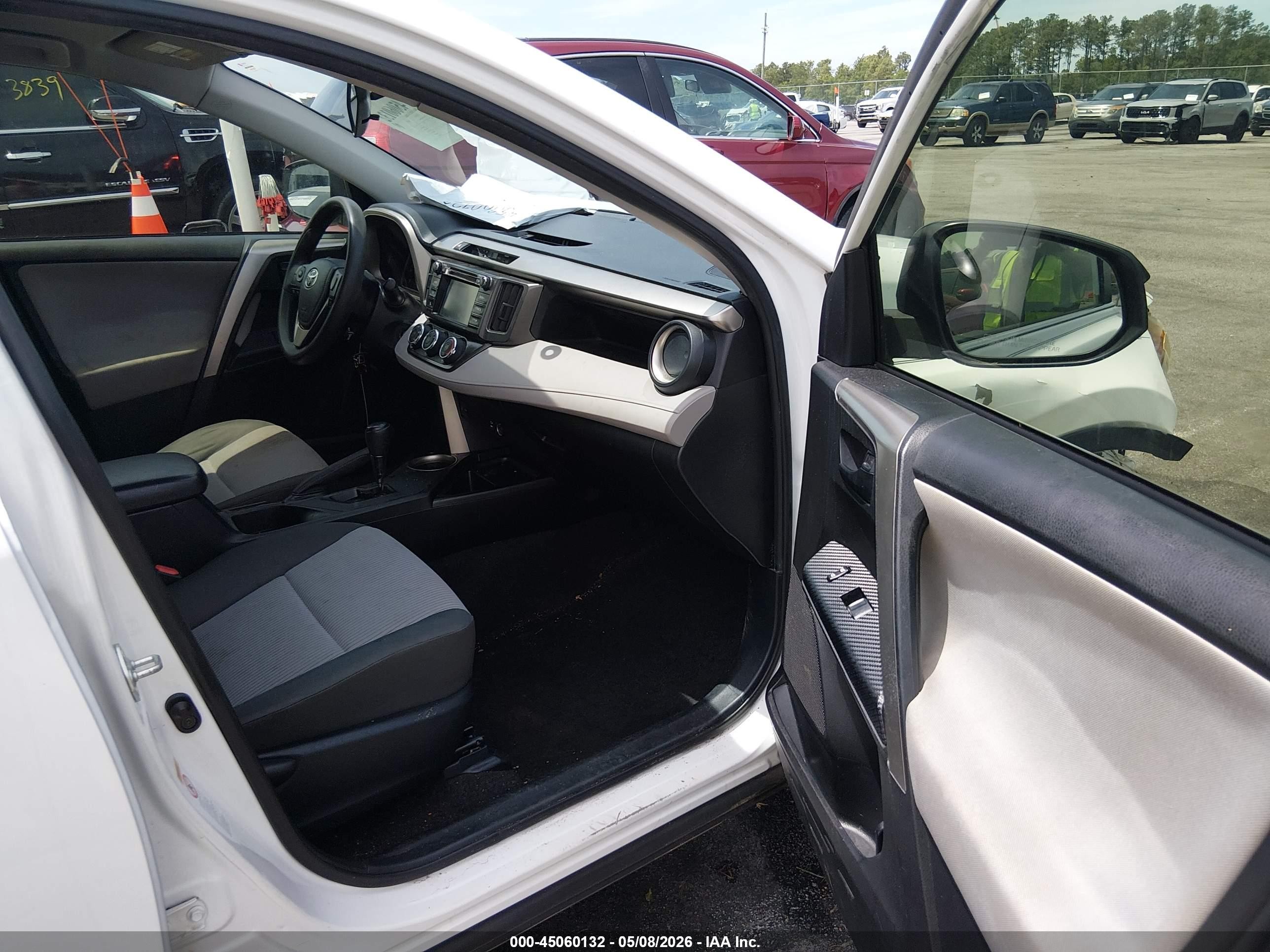 2015 Toyota Rav4 Le White vin: JTMZFREV8FD079840