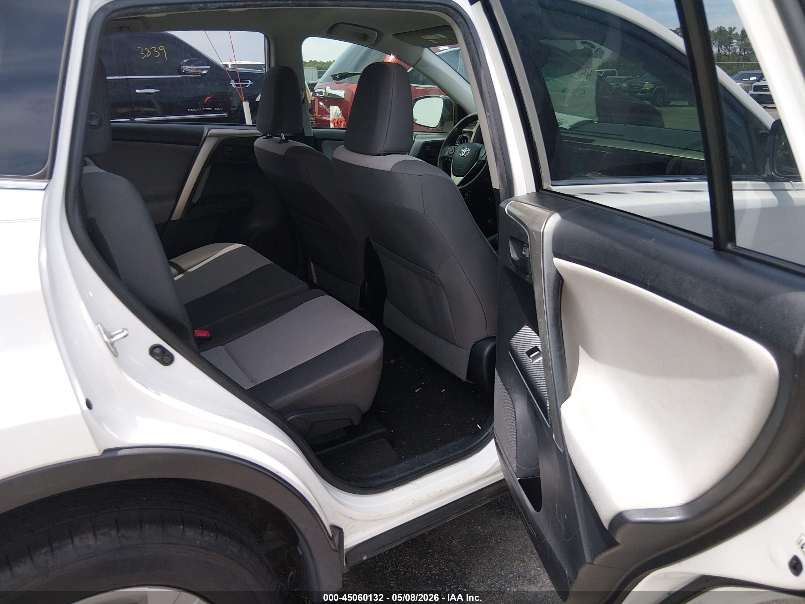 2015 Toyota Rav4 Le White vin: JTMZFREV8FD079840