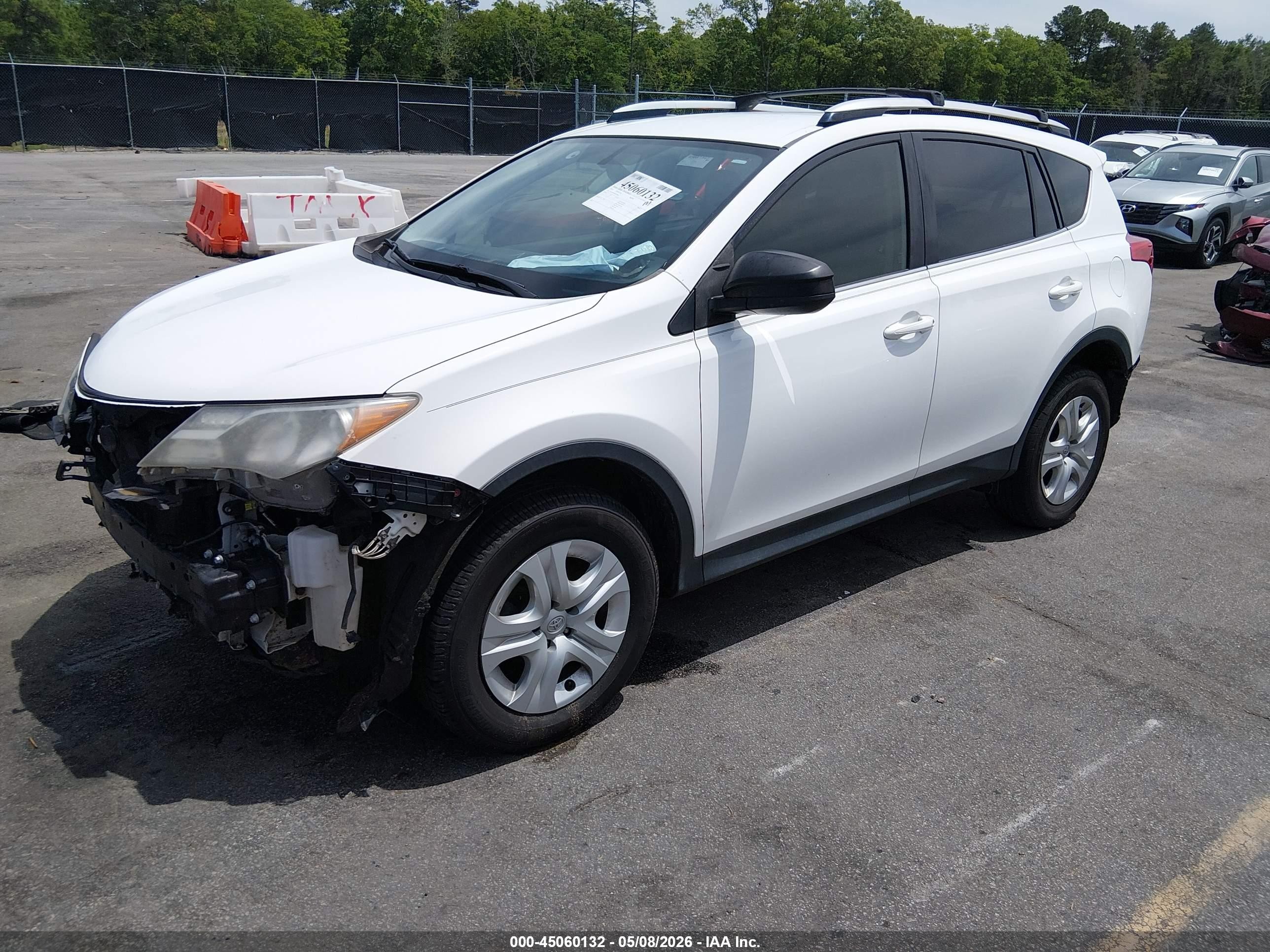 2015 Toyota Rav4 Le White vin: JTMZFREV8FD079840