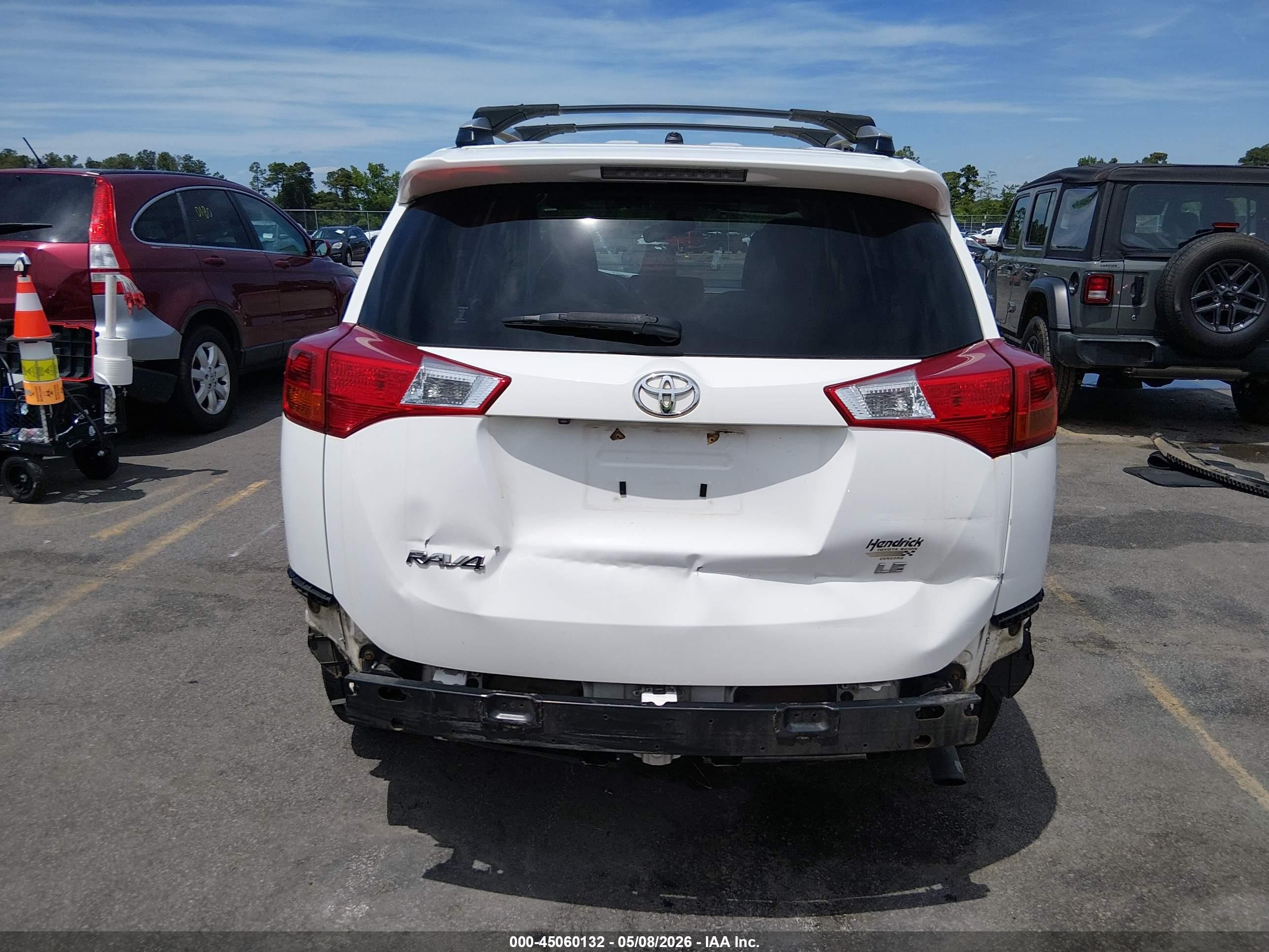 2015 Toyota Rav4 Le White vin: JTMZFREV8FD079840