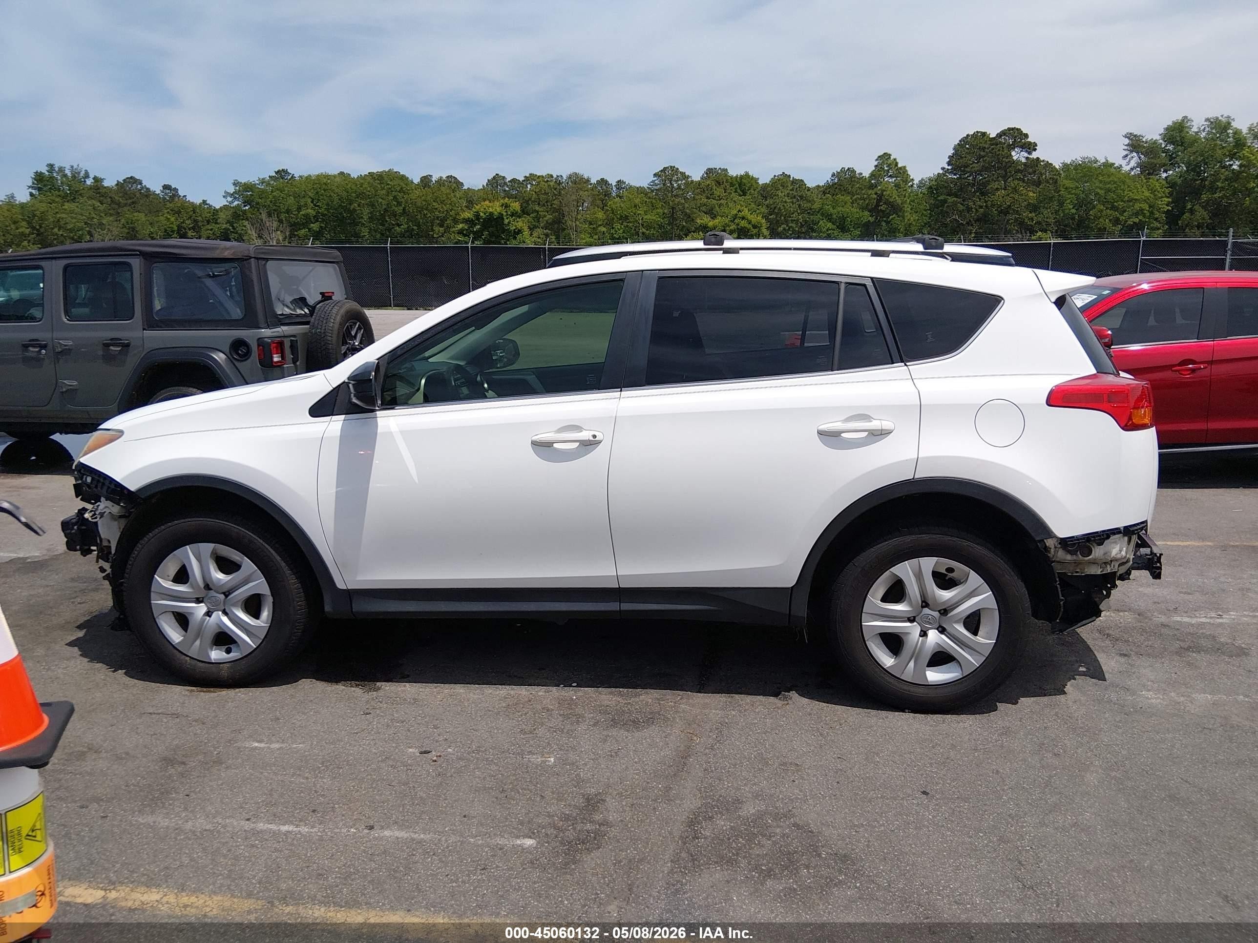 2015 Toyota Rav4 Le White vin: JTMZFREV8FD079840