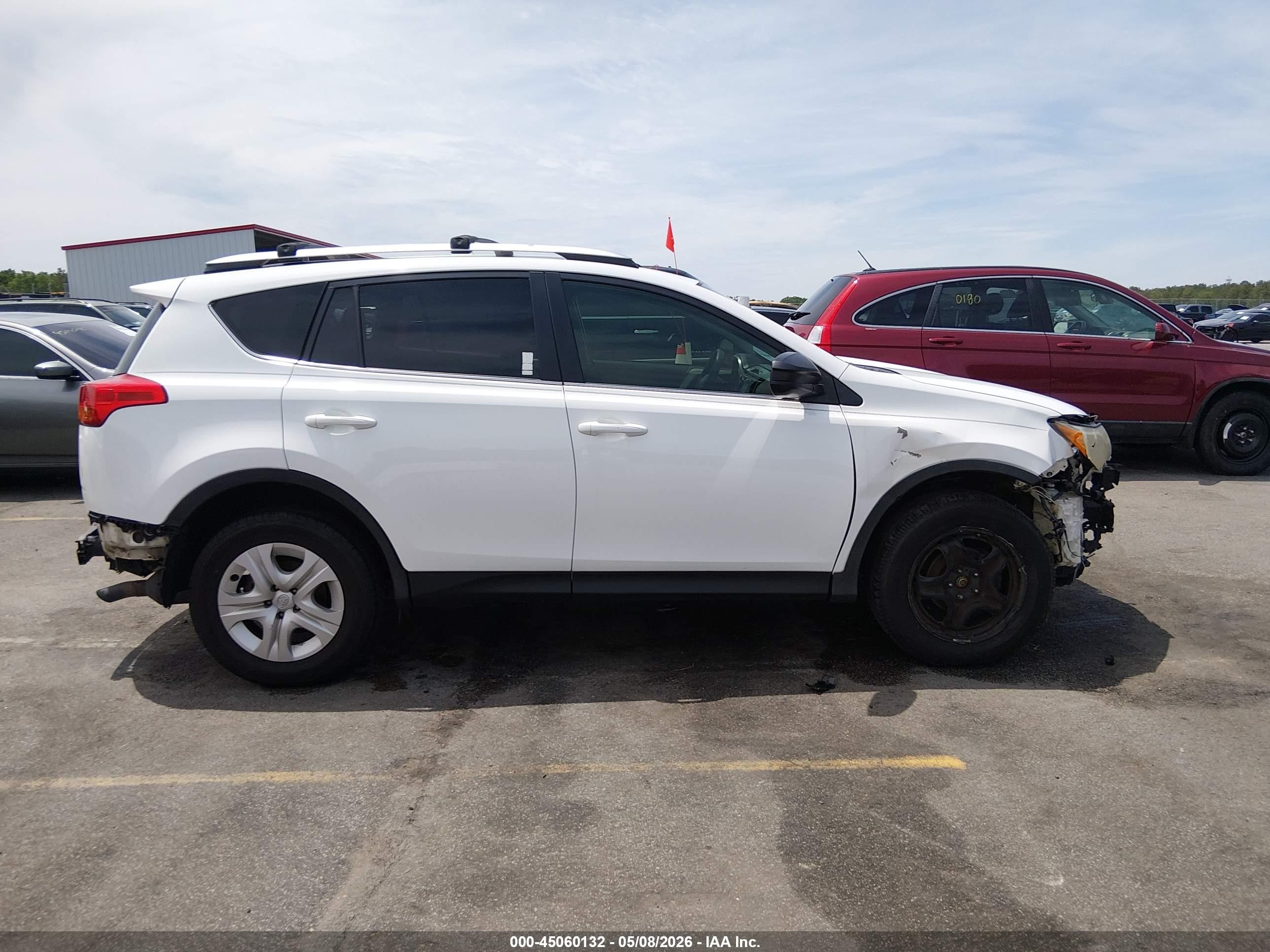 2015 Toyota Rav4 Le White vin: JTMZFREV8FD079840