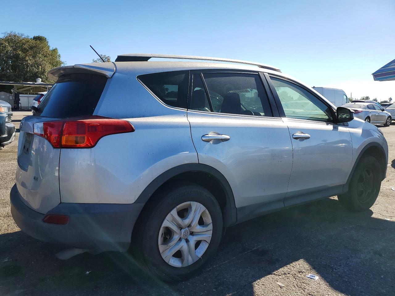 2015 Toyota Rav4 Le Серебряный vin: JTMZFREV8FJ025603