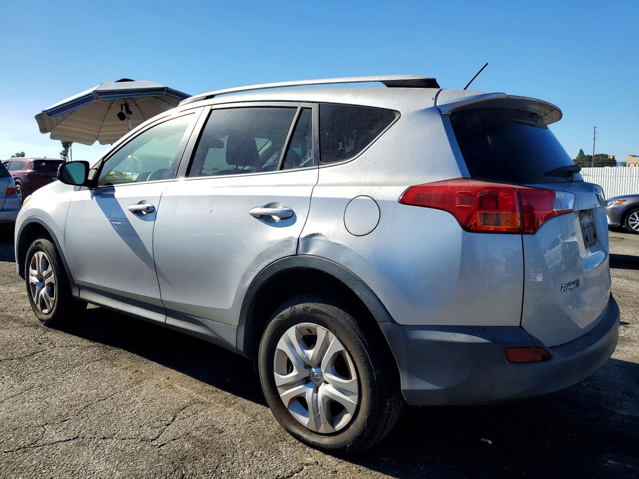 2015 Toyota Rav4 Le Серебряный vin: JTMZFREV8FJ025603