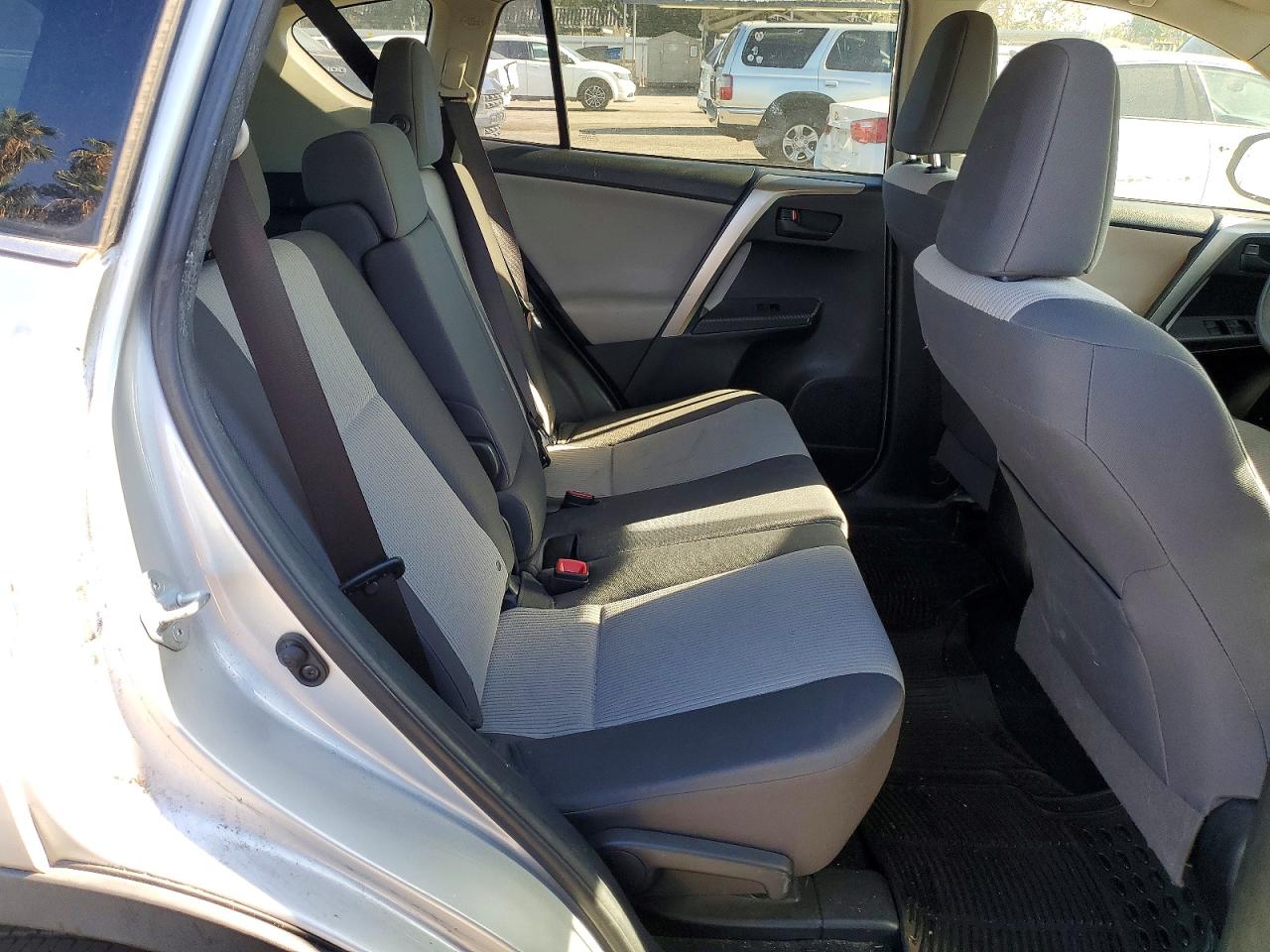 2015 Toyota Rav4 Le Серебряный vin: JTMZFREV8FJ025603