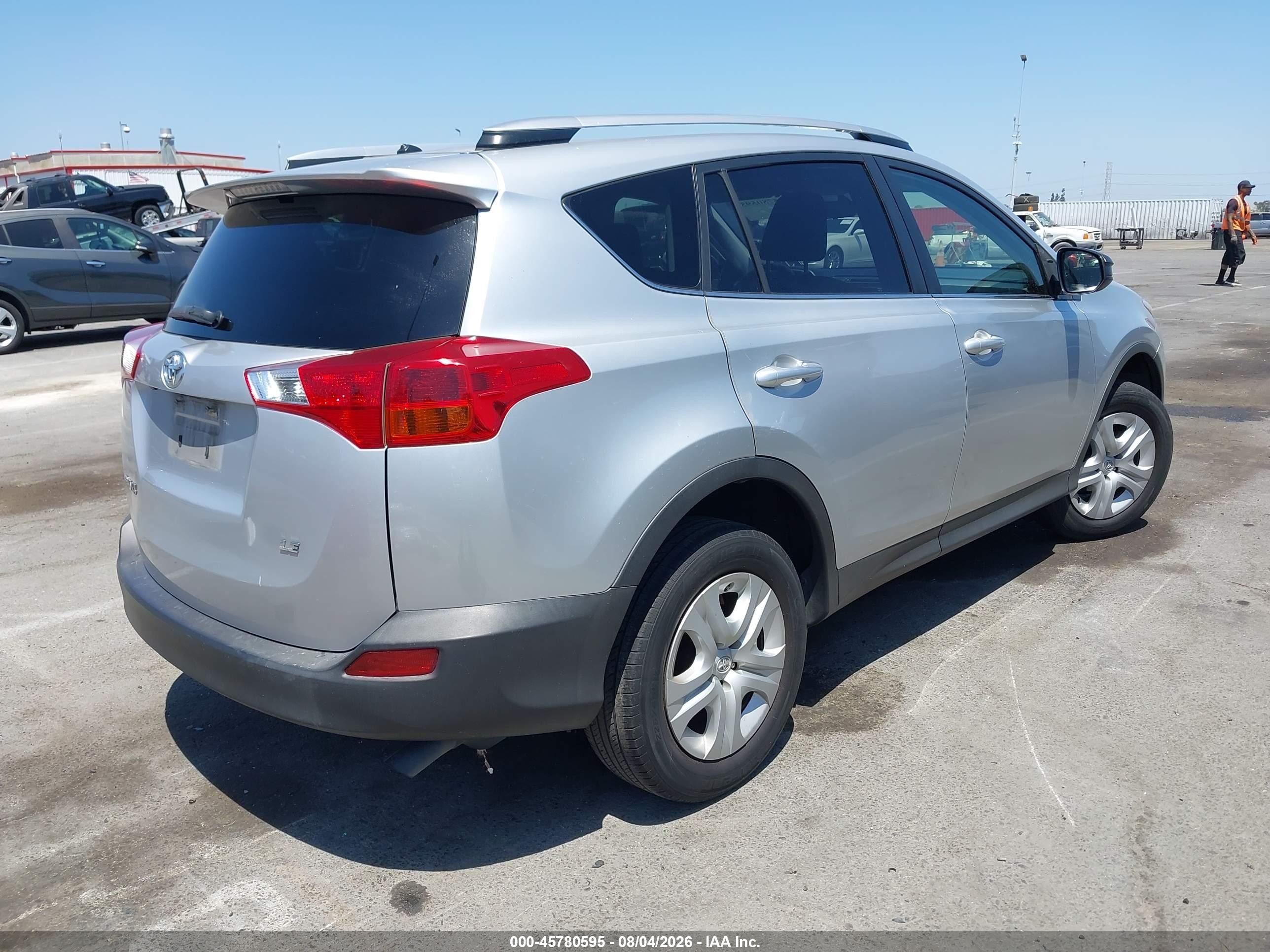 2015 Toyota Rav4 Le Silver vin: JTMZFREV8FJ042272