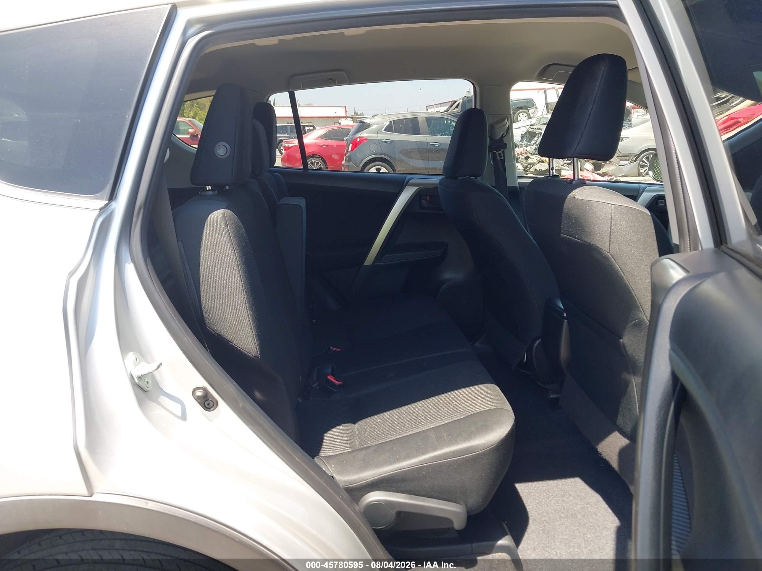 2015 Toyota Rav4 Le Silver vin: JTMZFREV8FJ042272