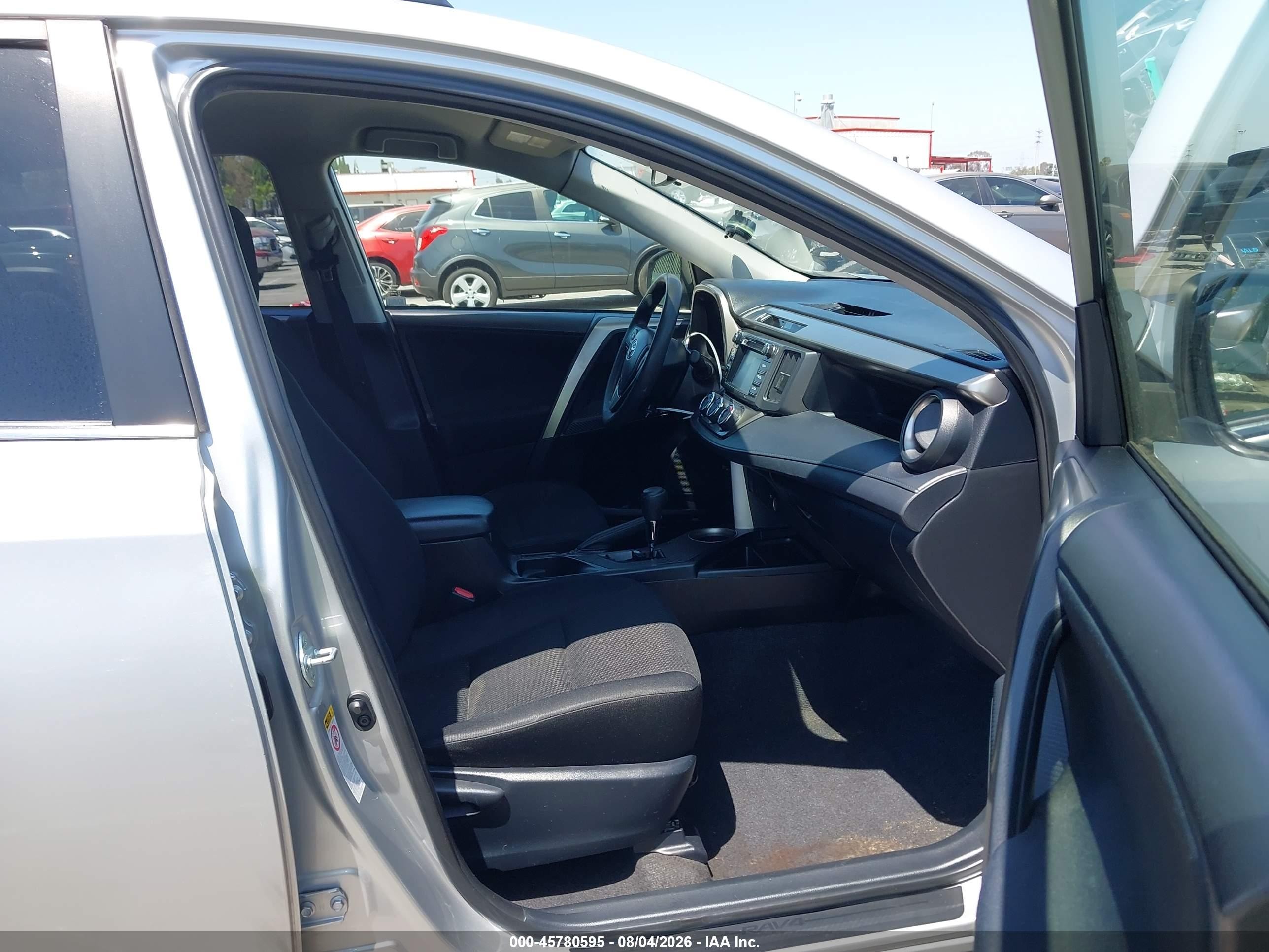 2015 Toyota Rav4 Le Silver vin: JTMZFREV8FJ042272