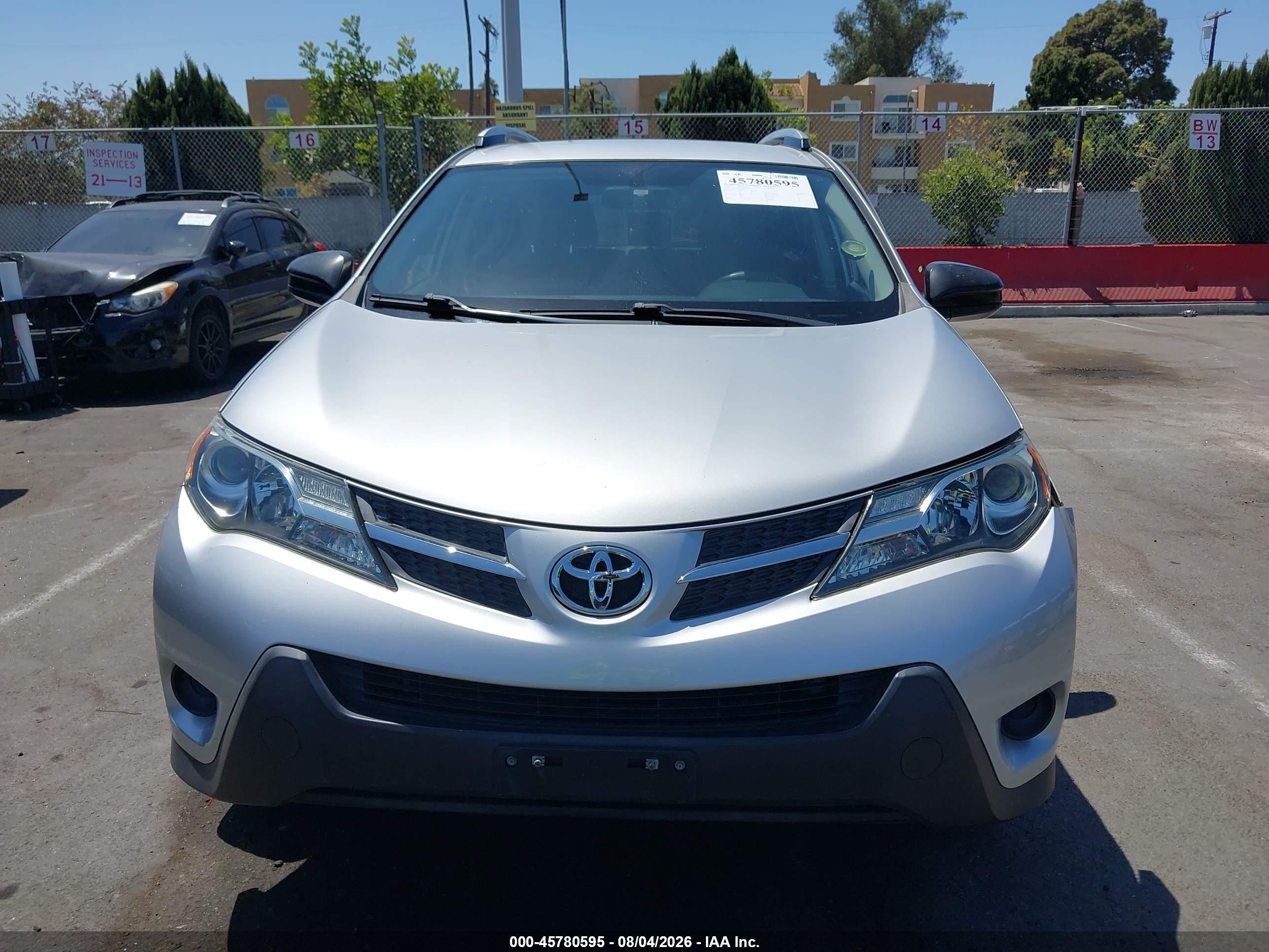 2015 Toyota Rav4 Le Silver vin: JTMZFREV8FJ042272
