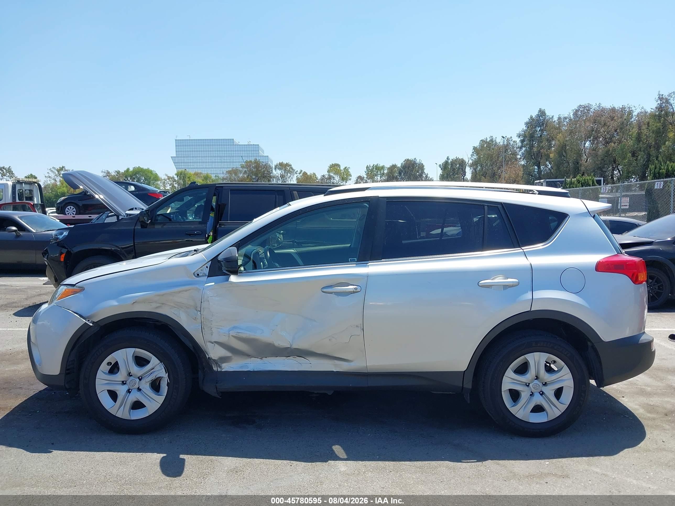 2015 Toyota Rav4 Le Silver vin: JTMZFREV8FJ042272