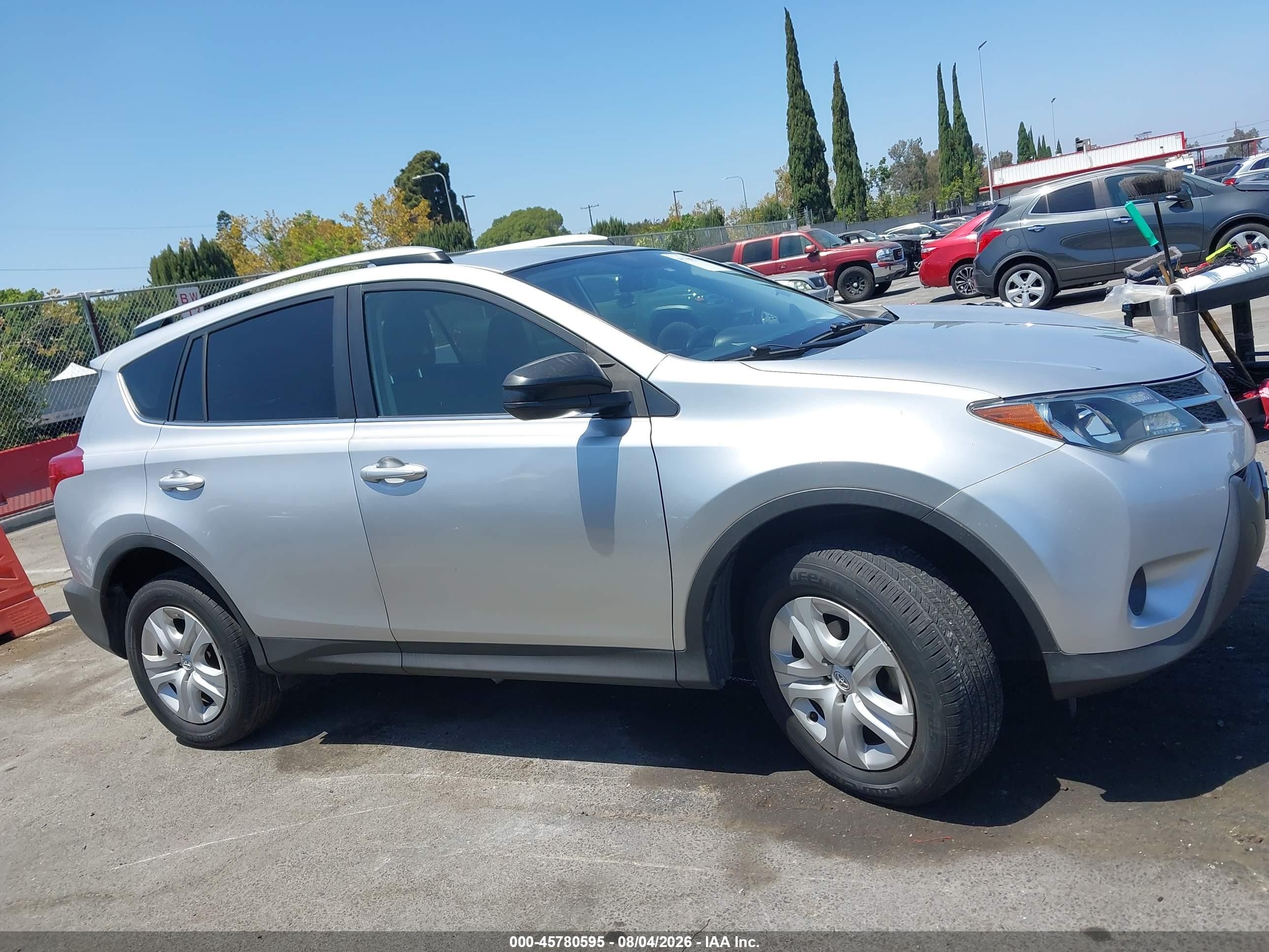 2015 Toyota Rav4 Le Silver vin: JTMZFREV8FJ042272