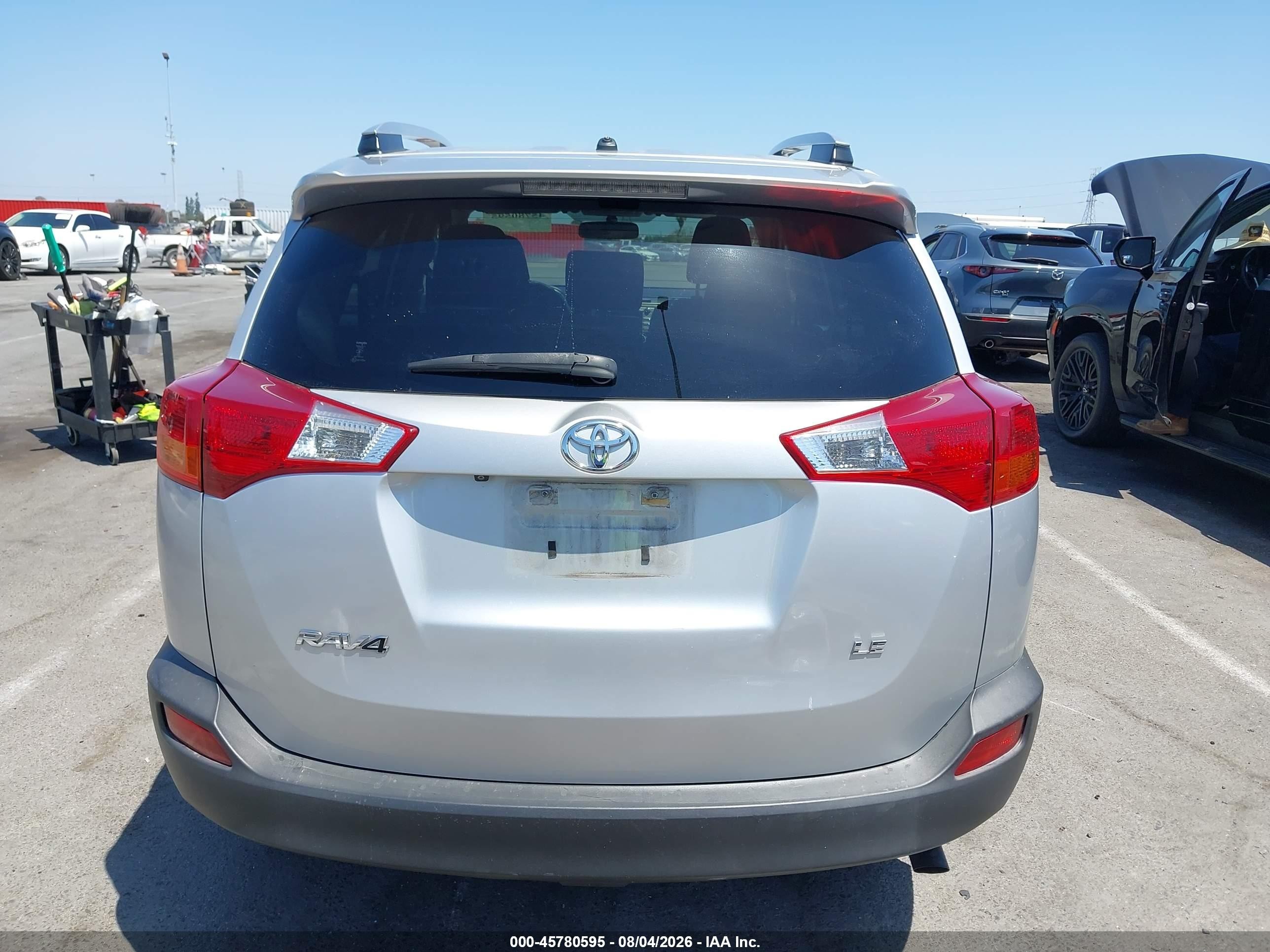 2015 Toyota Rav4 Le Silver vin: JTMZFREV8FJ042272