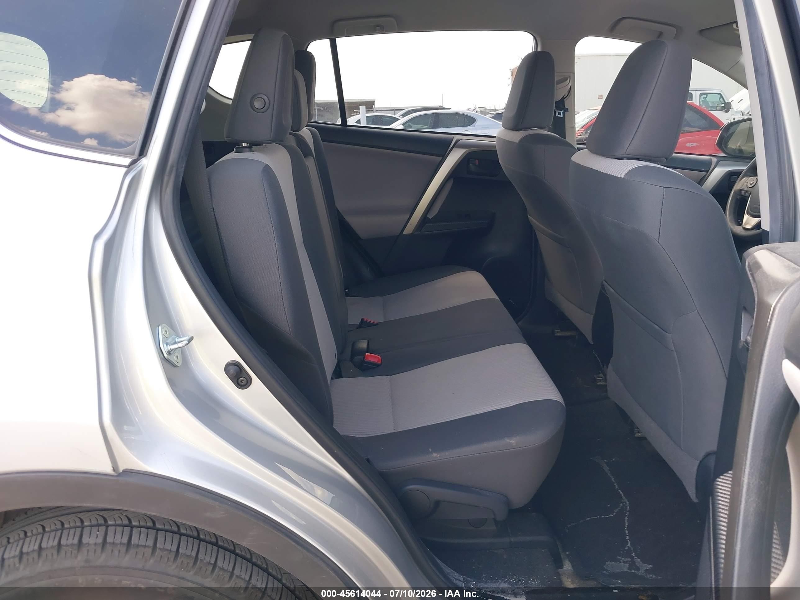 2015 Toyota Rav4 Le Silver vin: JTMZFREV8FJ044278