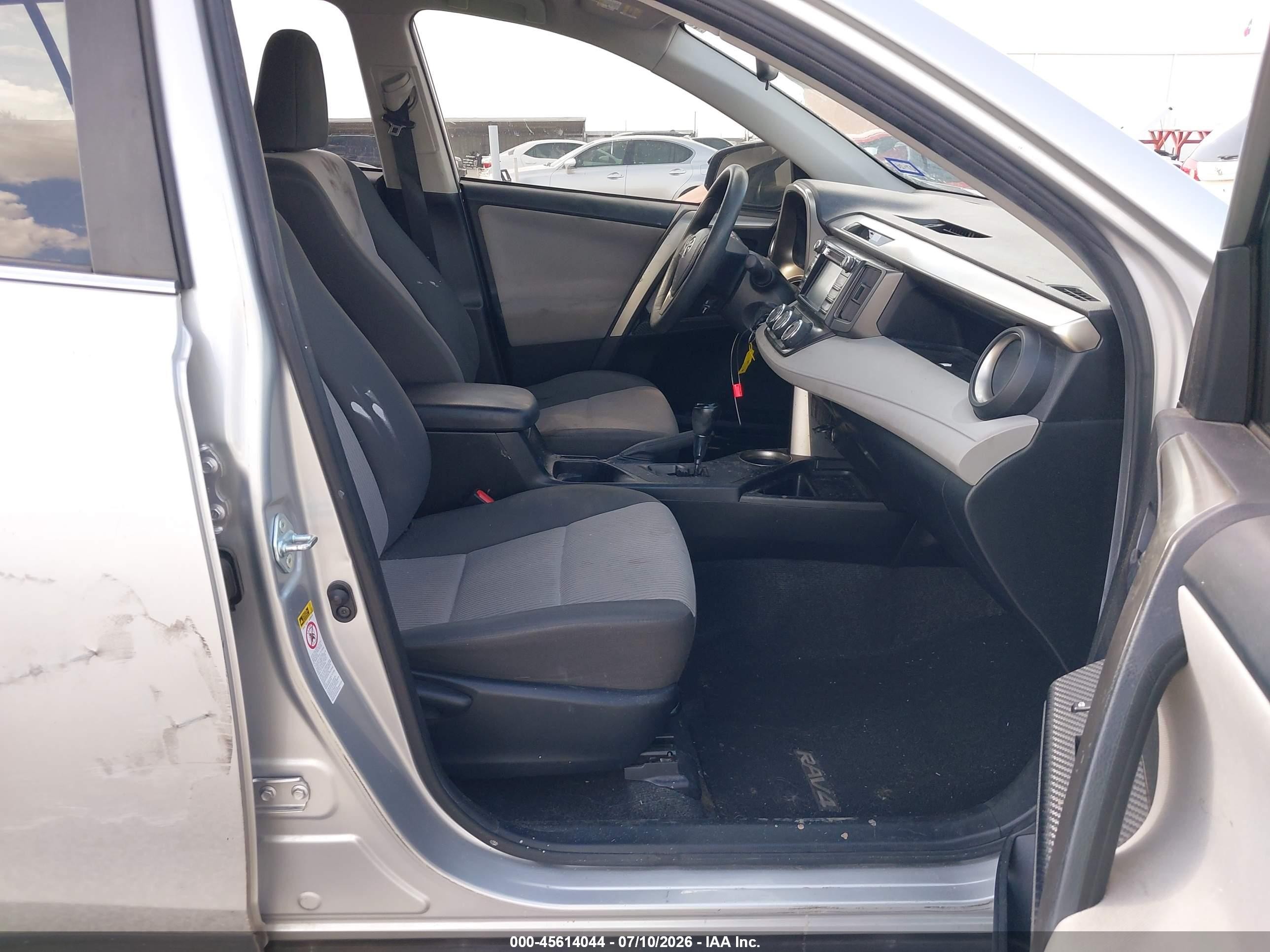 2015 Toyota Rav4 Le Silver vin: JTMZFREV8FJ044278