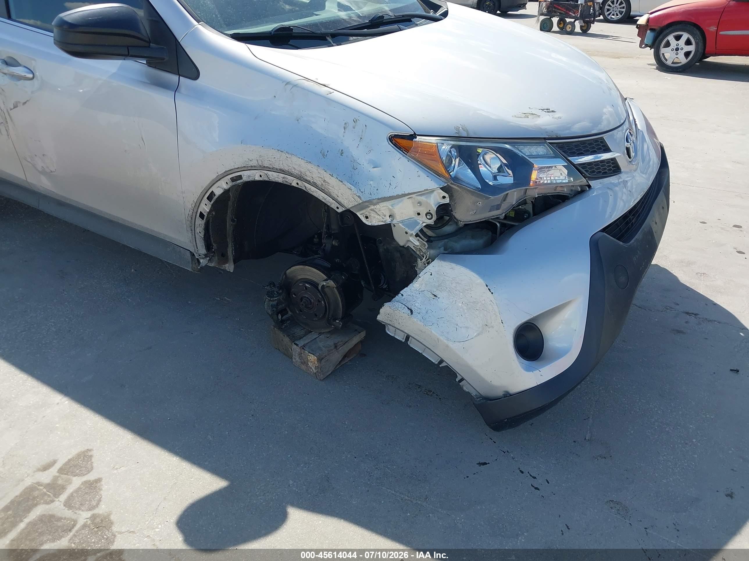 2015 Toyota Rav4 Le Silver vin: JTMZFREV8FJ044278