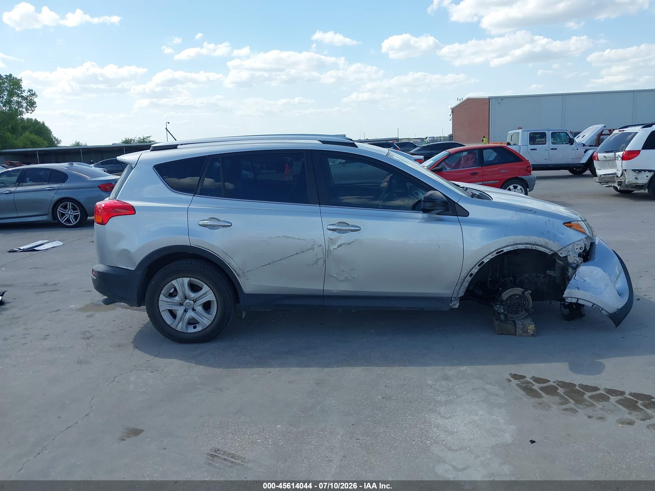 2015 Toyota Rav4 Le Silver vin: JTMZFREV8FJ044278