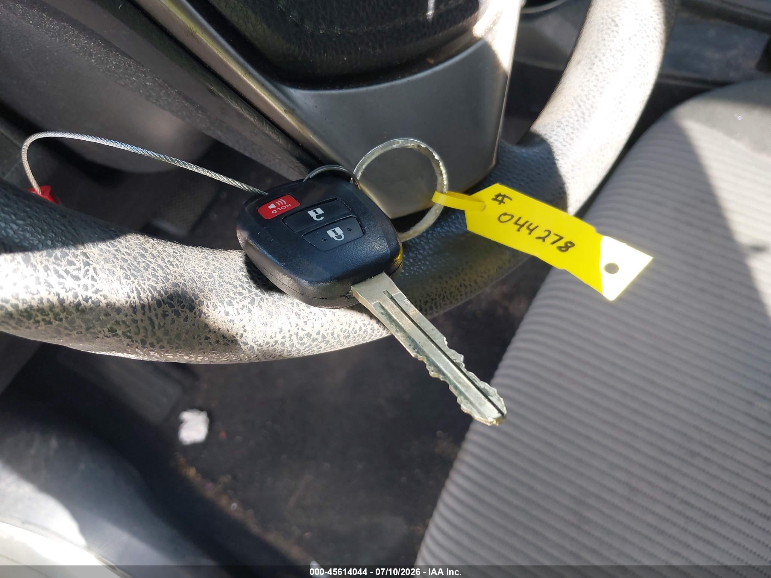 2015 Toyota Rav4 Le Silver vin: JTMZFREV8FJ044278