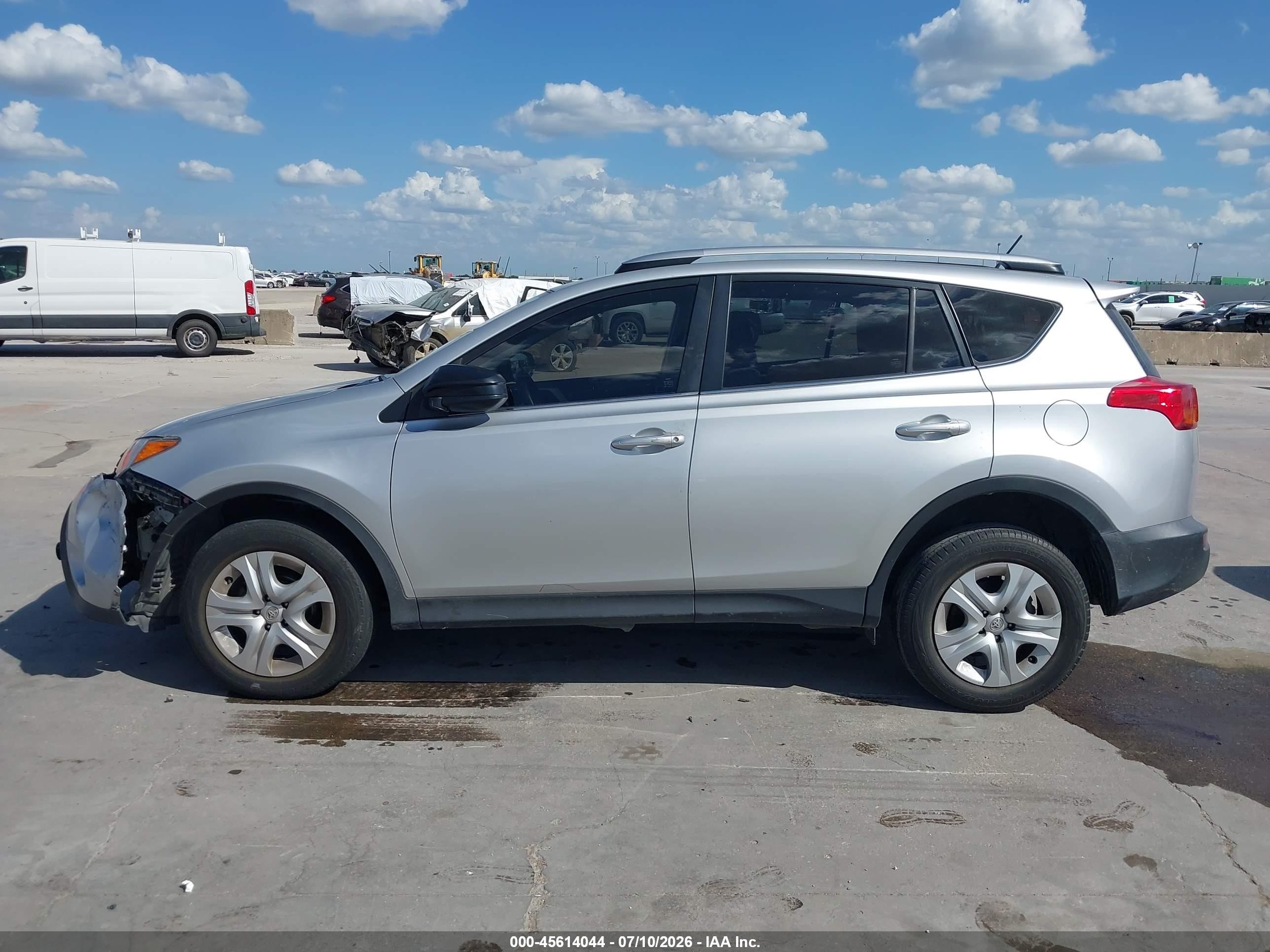 2015 Toyota Rav4 Le Silver vin: JTMZFREV8FJ044278