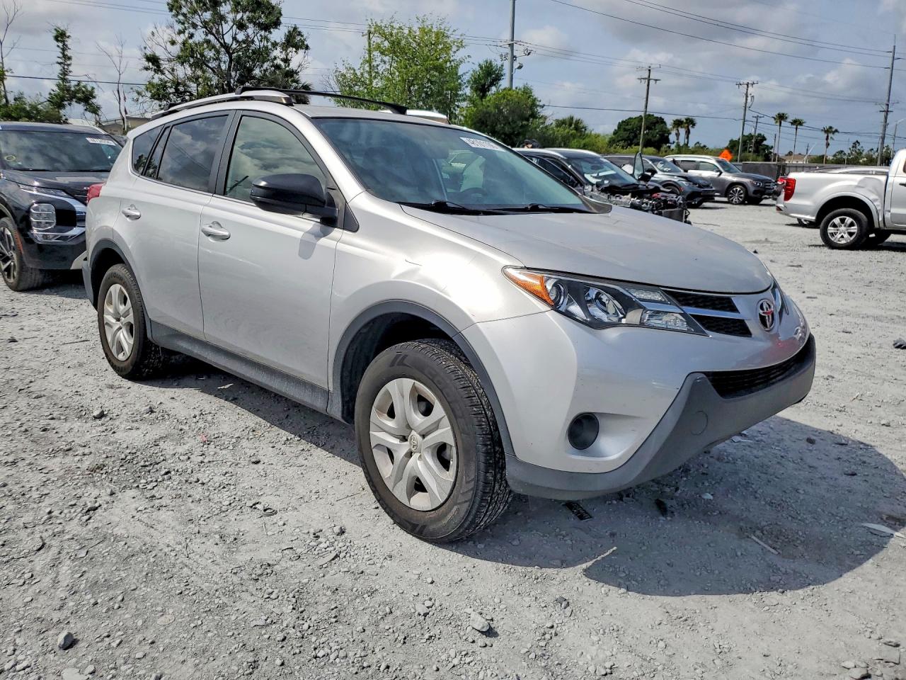 2015 Toyota Rav4 Le Silver vin: JTMZFREV8FJ052848