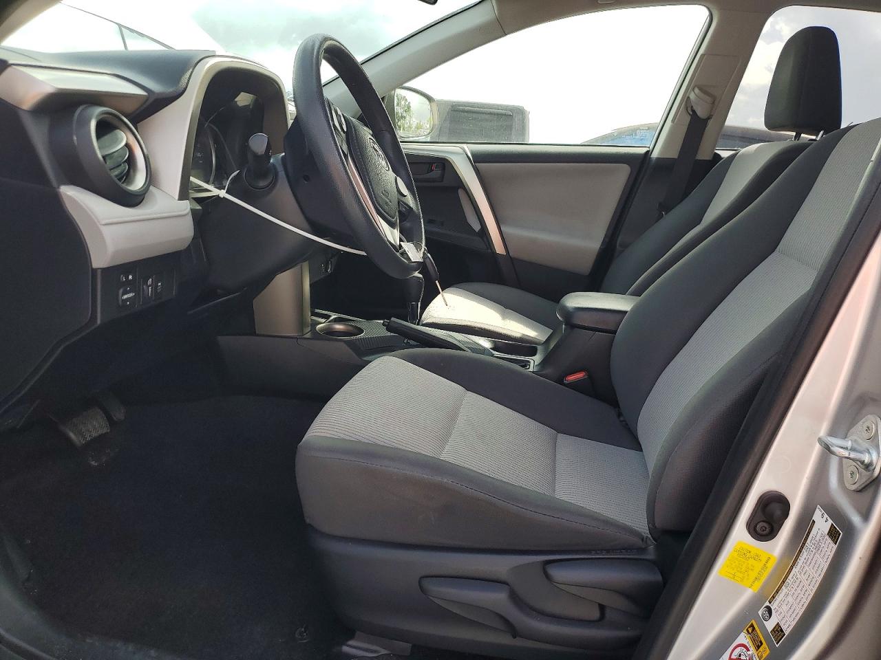 2015 Toyota Rav4 Le Silver vin: JTMZFREV8FJ052848