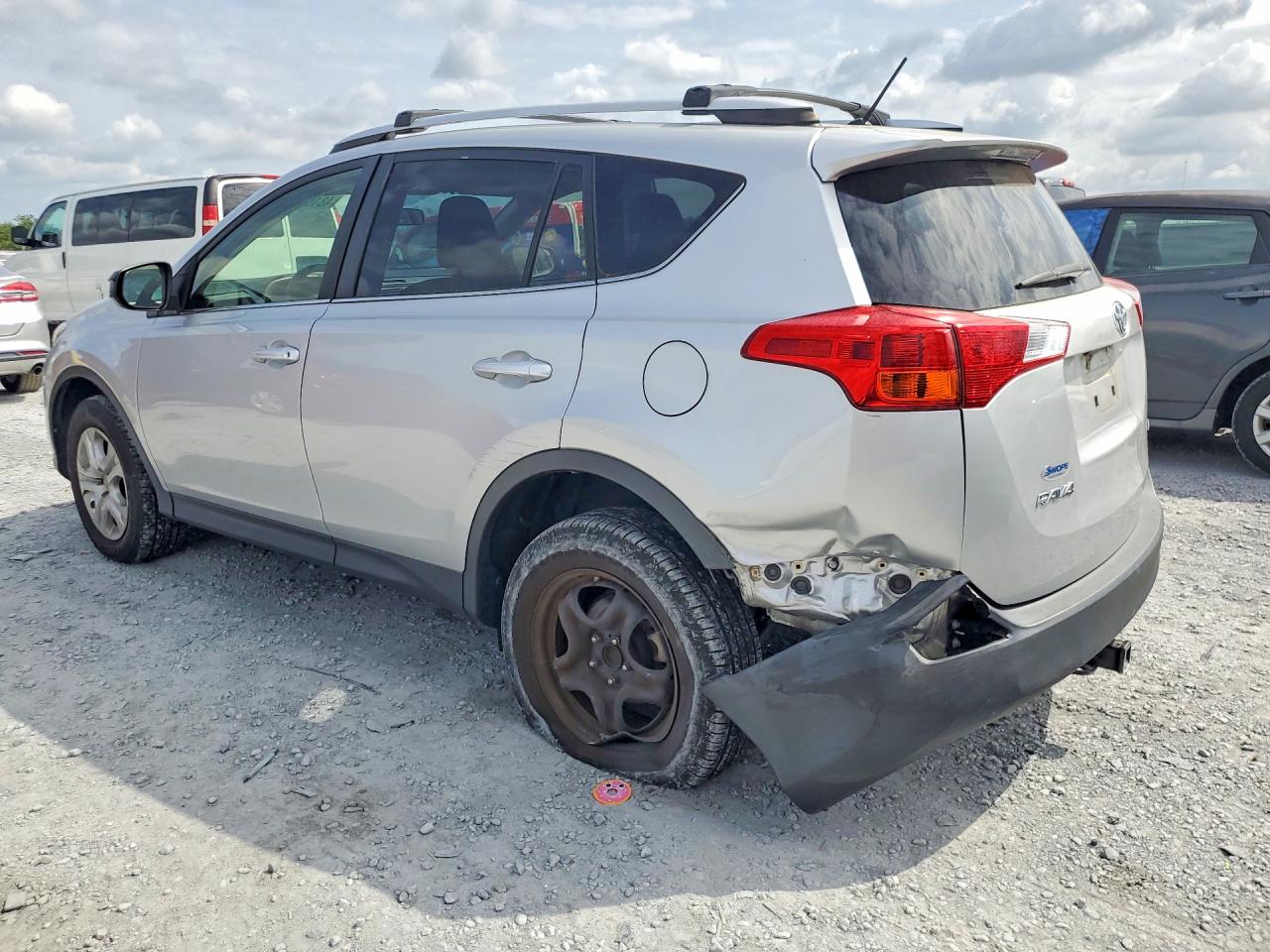 2015 Toyota Rav4 Le Silver vin: JTMZFREV8FJ052848