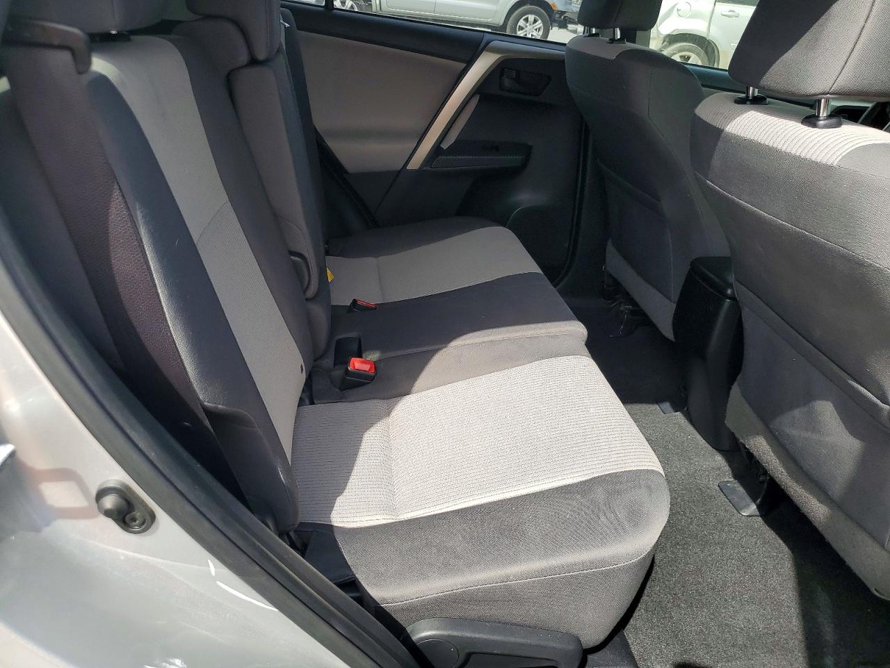 2015 Toyota Rav4 Le Silver vin: JTMZFREV8FJ052848