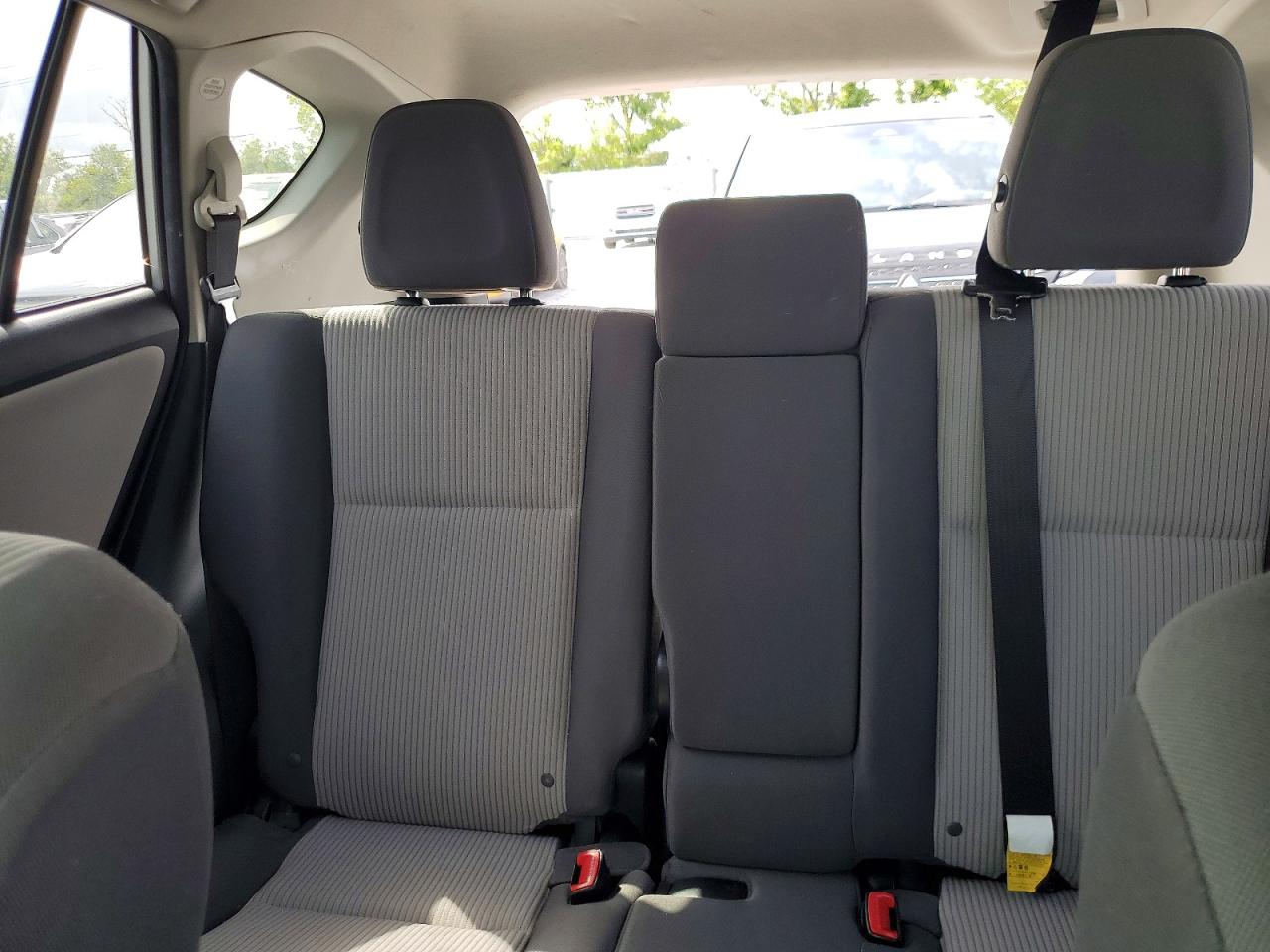 2015 Toyota Rav4 Le Silver vin: JTMZFREV8FJ052848