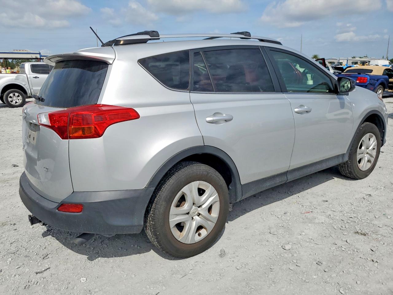 2015 Toyota Rav4 Le Silver vin: JTMZFREV8FJ052848