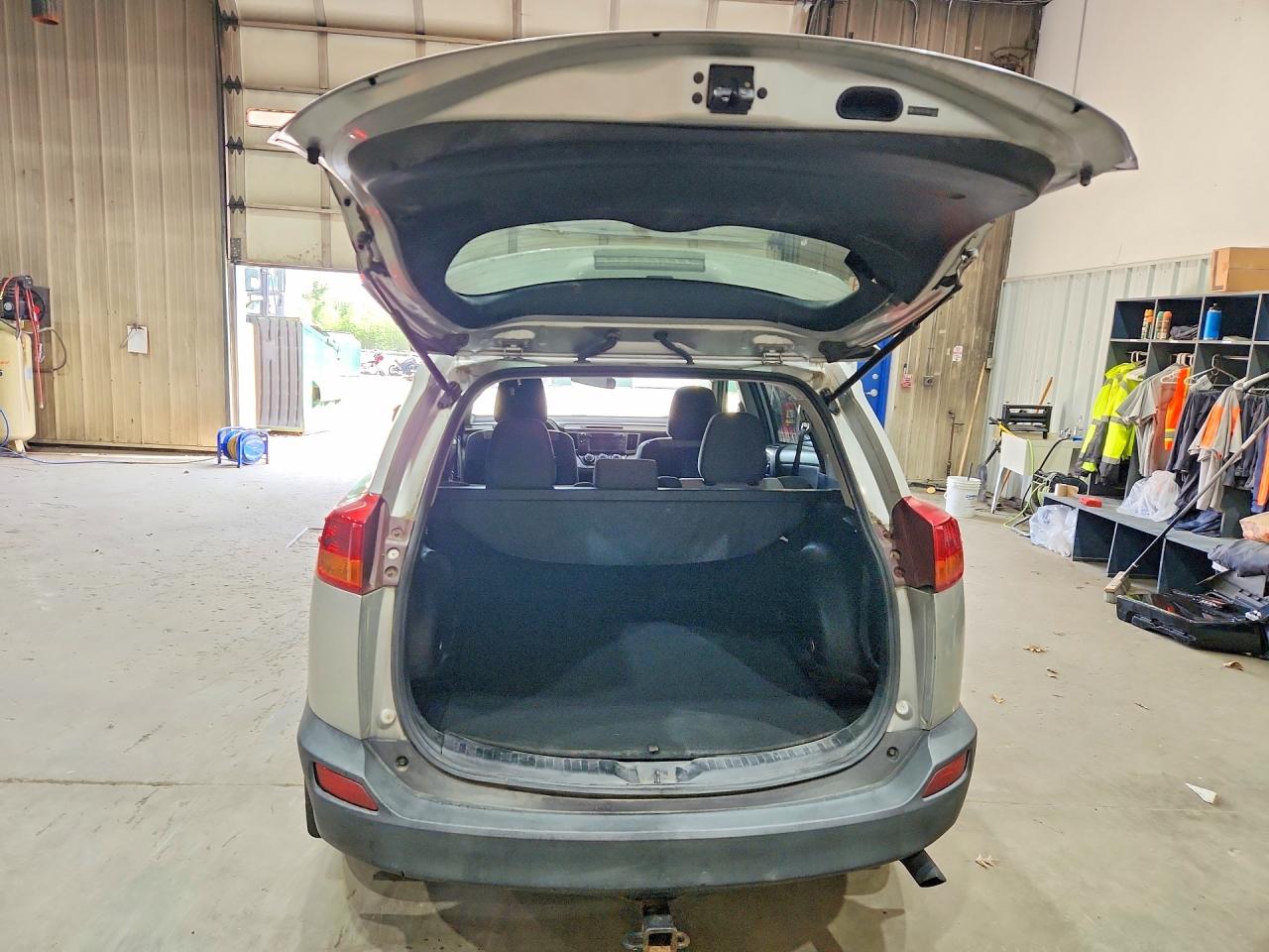2013 Toyota Rav4 Le Silver vin: JTMZFREV9D5016852
