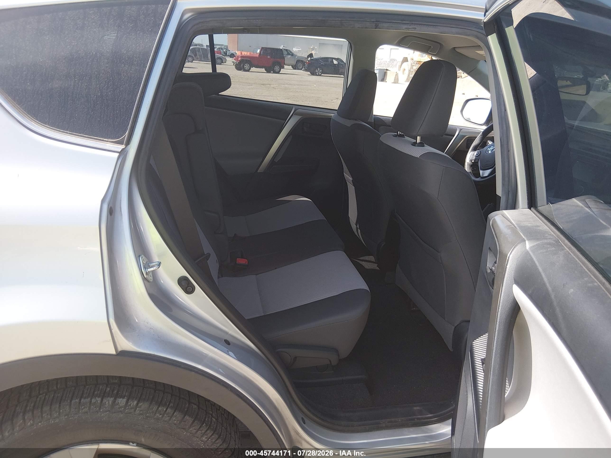 2014 Toyota Rav4 Le Серебряный vin: JTMZFREV9EJ005052