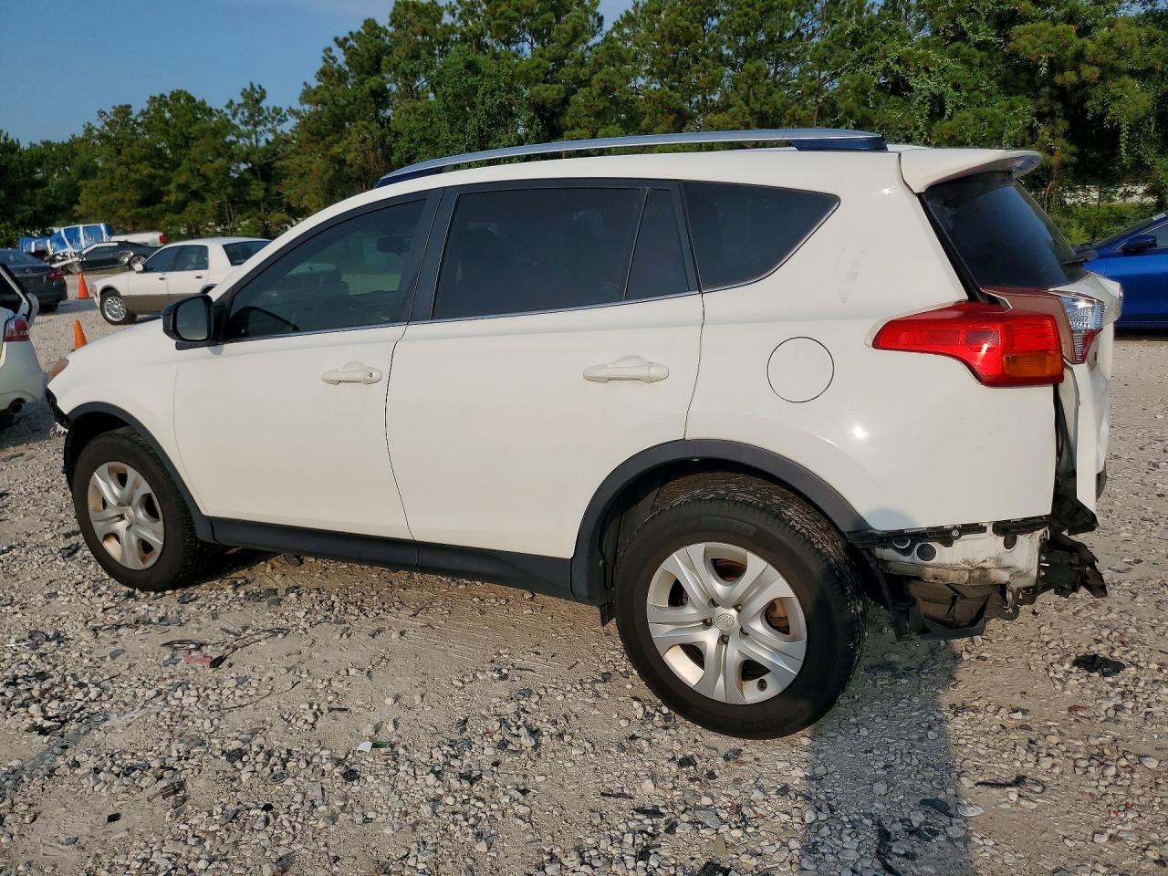 2015 Toyota Rav4 Le White vin: JTMZFREV9FD051366