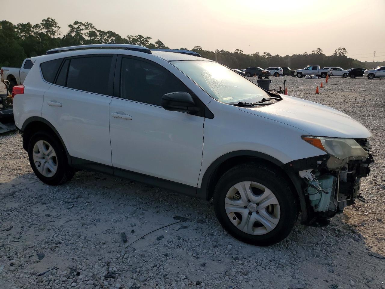 2015 Toyota Rav4 Le White vin: JTMZFREV9FD051366