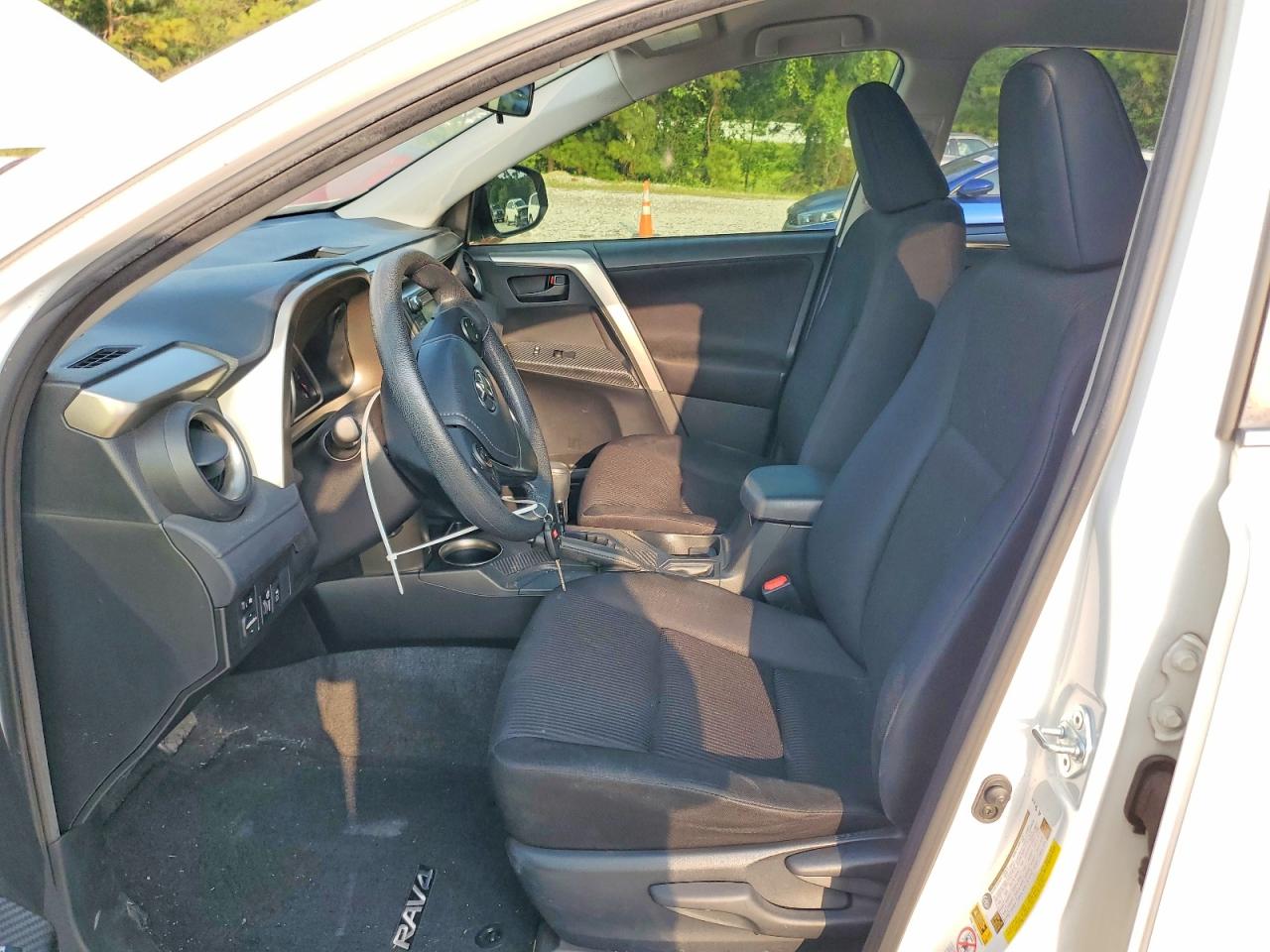 2015 Toyota Rav4 Le White vin: JTMZFREV9FD051366