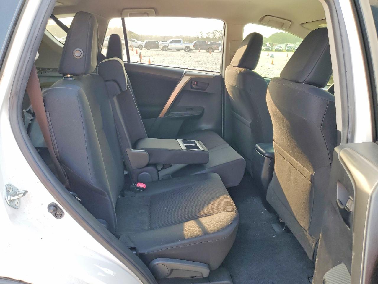 2015 Toyota Rav4 Le White vin: JTMZFREV9FD051366