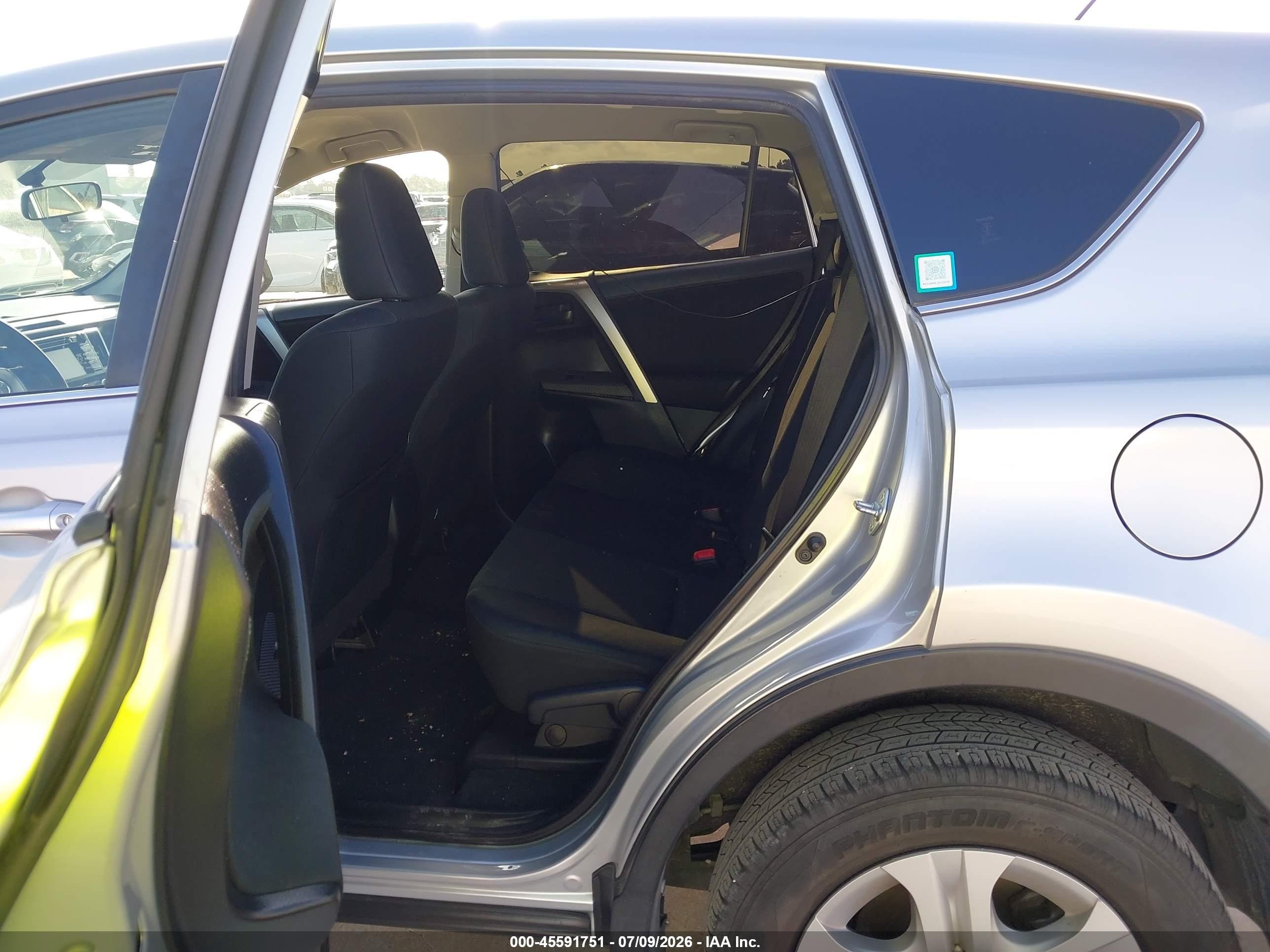2015 Toyota Rav4 Le Silver vin: JTMZFREV9FD067714