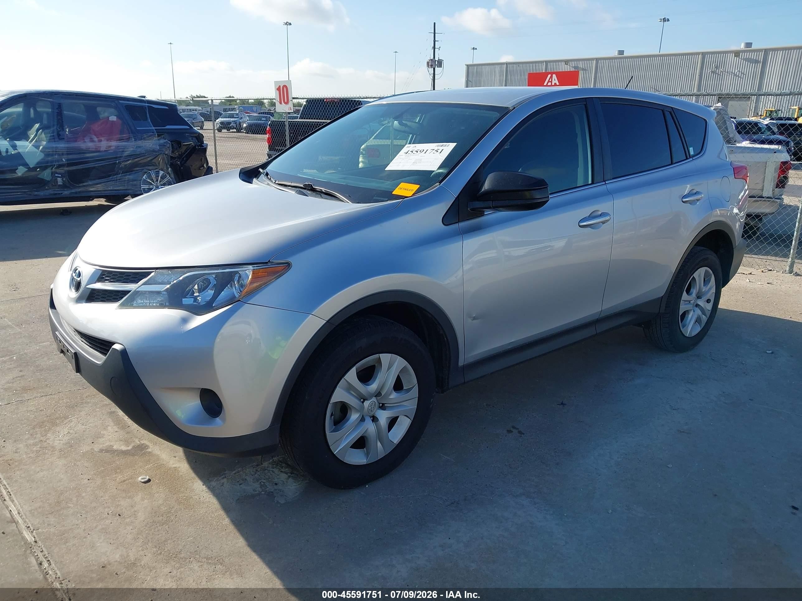 2015 Toyota Rav4 Le Silver vin: JTMZFREV9FD067714
