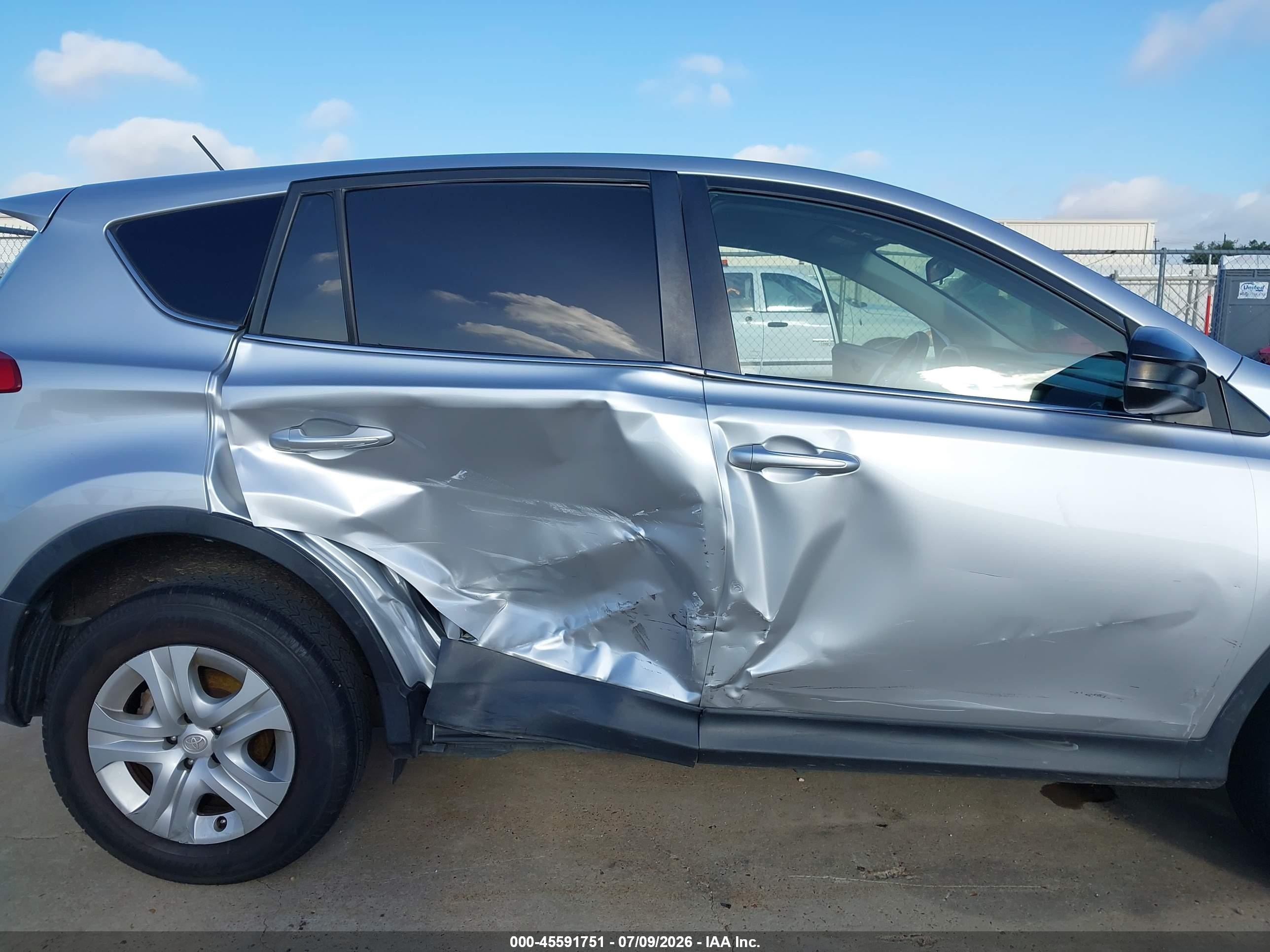 2015 Toyota Rav4 Le Silver vin: JTMZFREV9FD067714