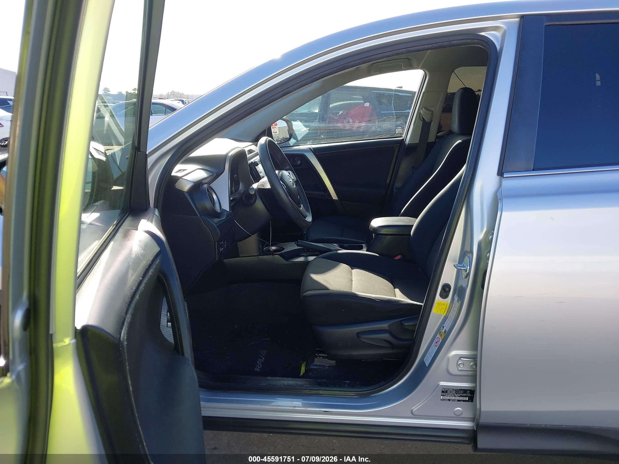 2015 Toyota Rav4 Le Silver vin: JTMZFREV9FD067714