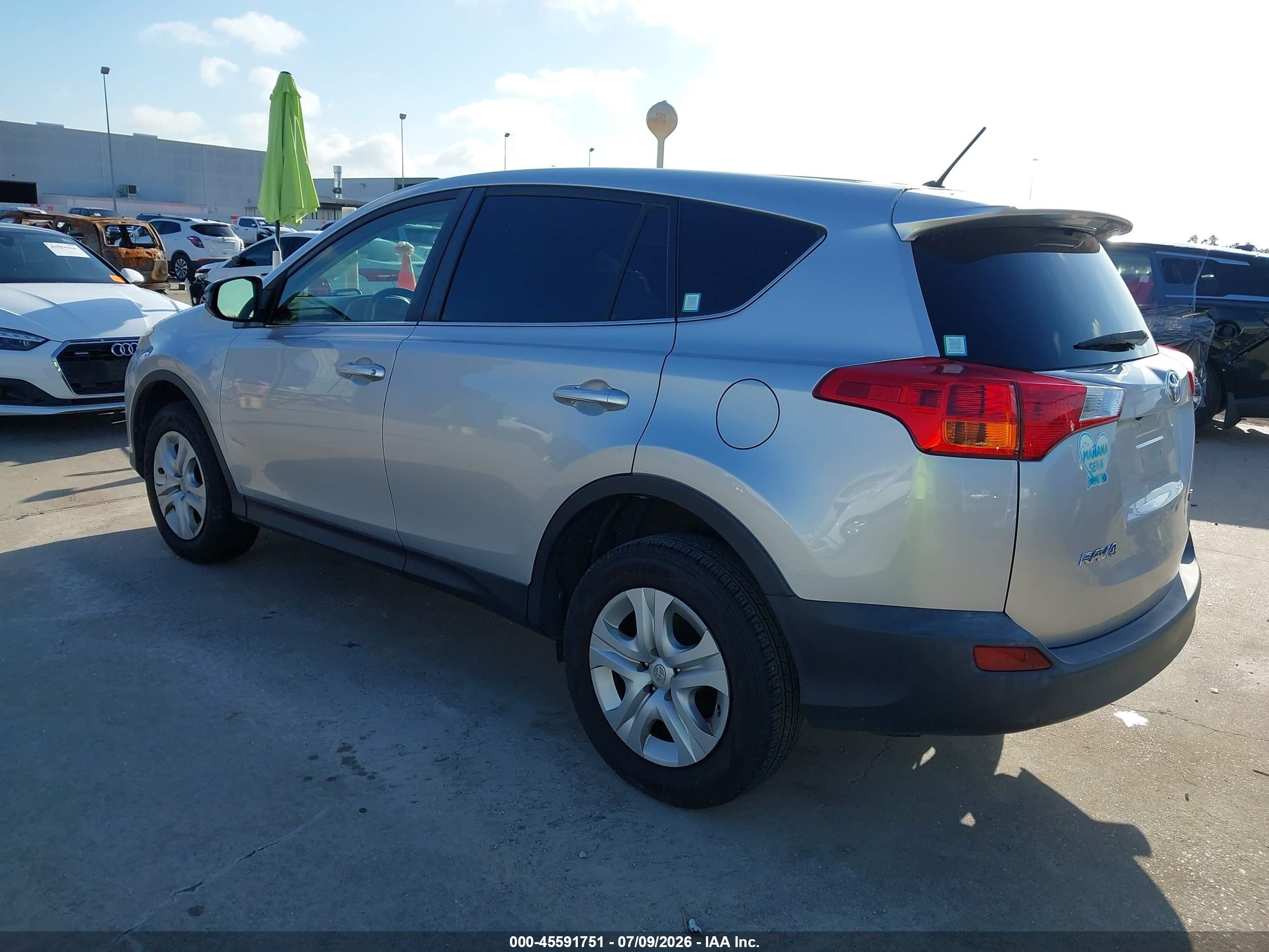 2015 Toyota Rav4 Le Silver vin: JTMZFREV9FD067714