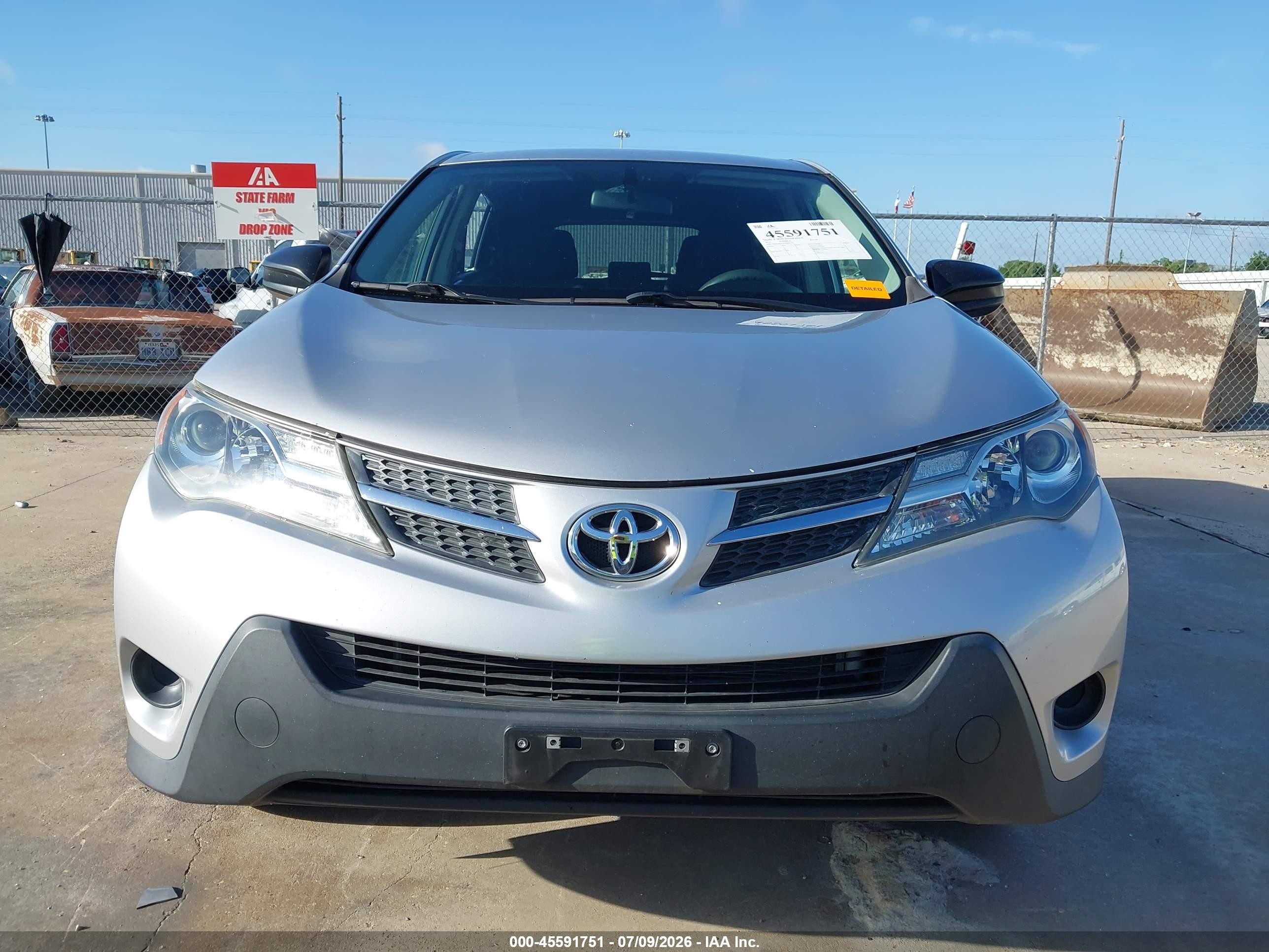 2015 Toyota Rav4 Le Silver vin: JTMZFREV9FD067714