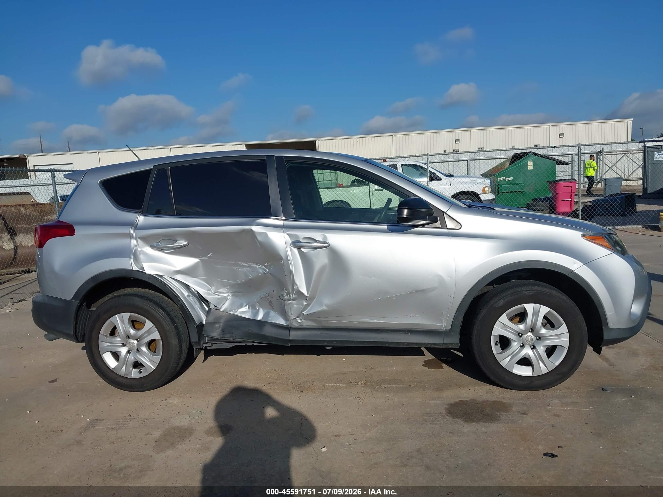 2015 Toyota Rav4 Le Silver vin: JTMZFREV9FD067714