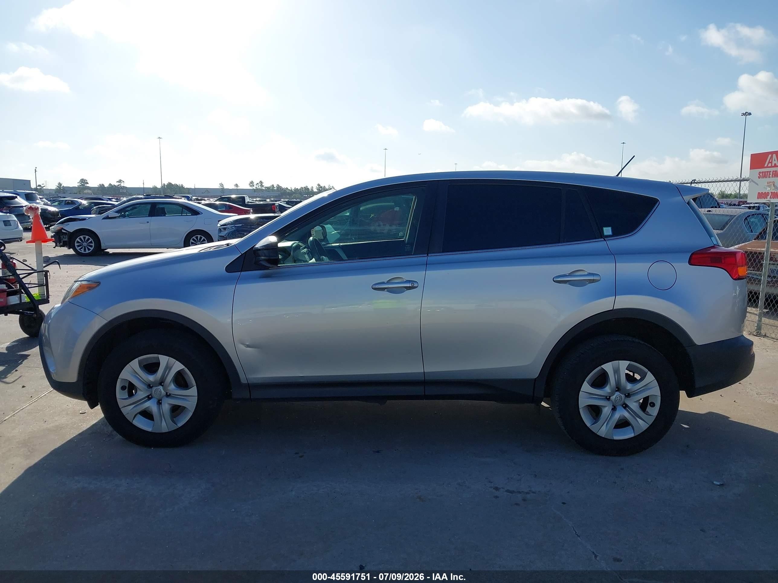 2015 Toyota Rav4 Le Silver vin: JTMZFREV9FD067714
