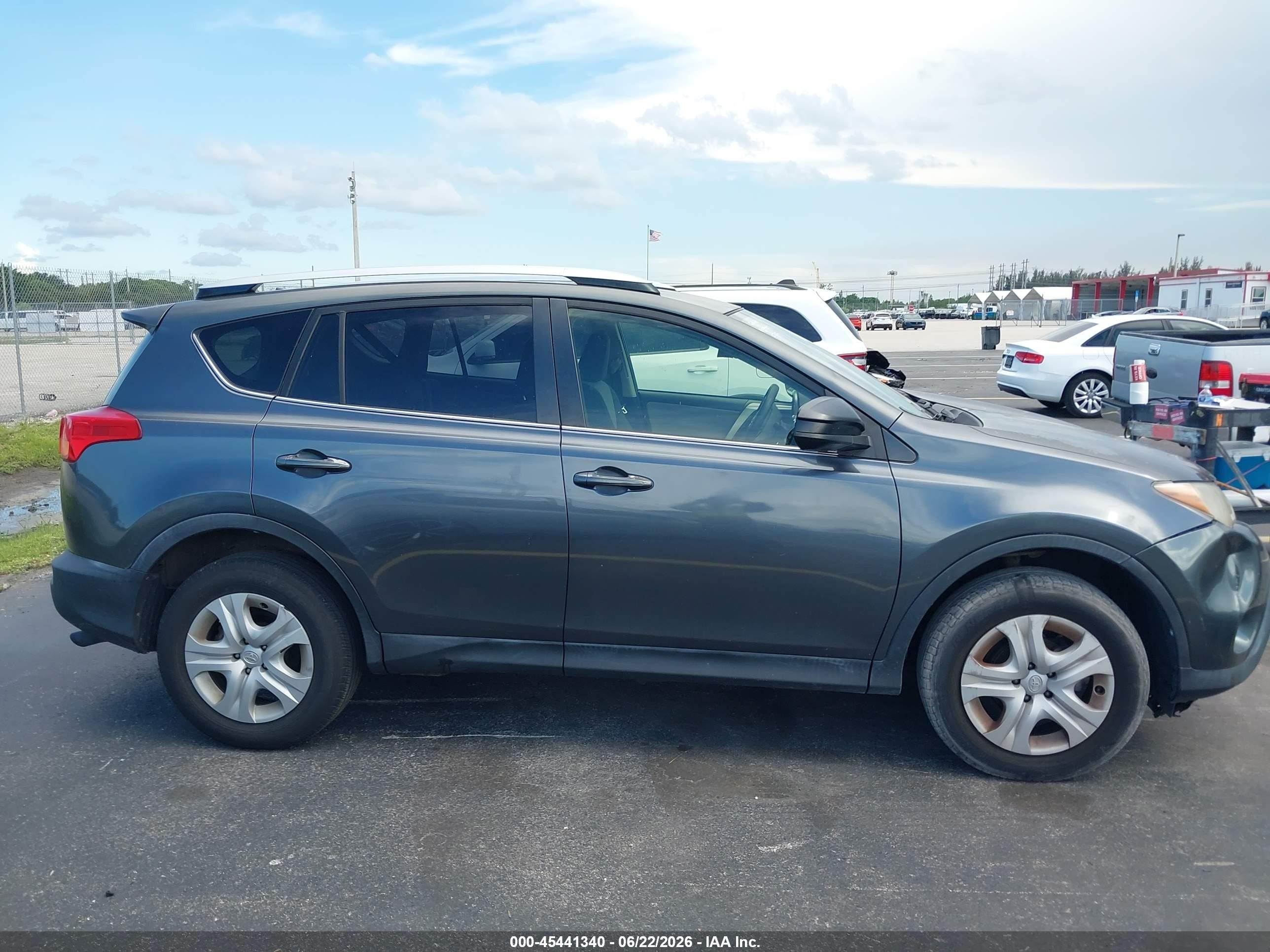 2015 Toyota Rav4 Le Серый vin: JTMZFREV9FD075294