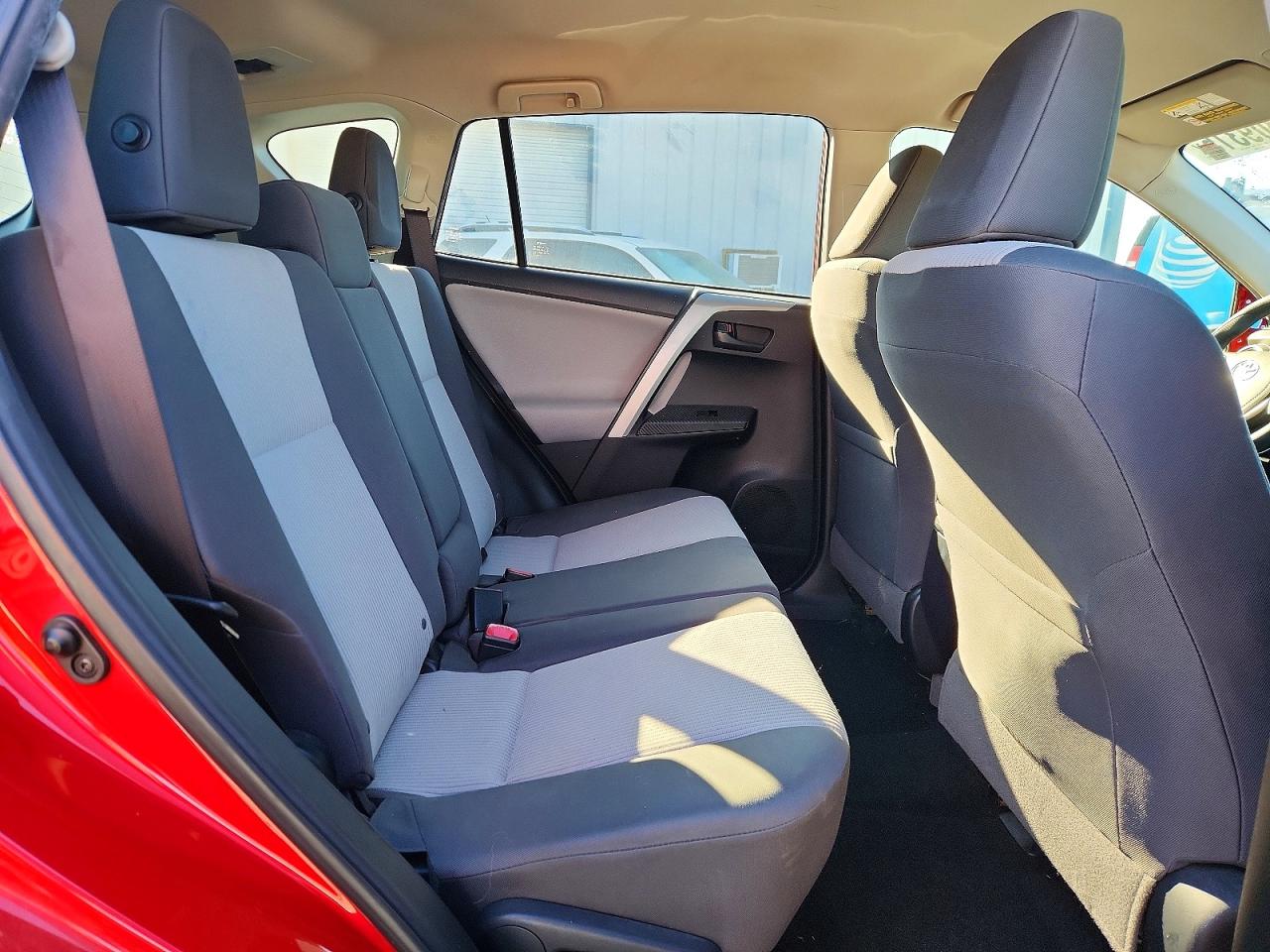 2015 Toyota Rav4 Le Red vin: JTMZFREV9FD077062