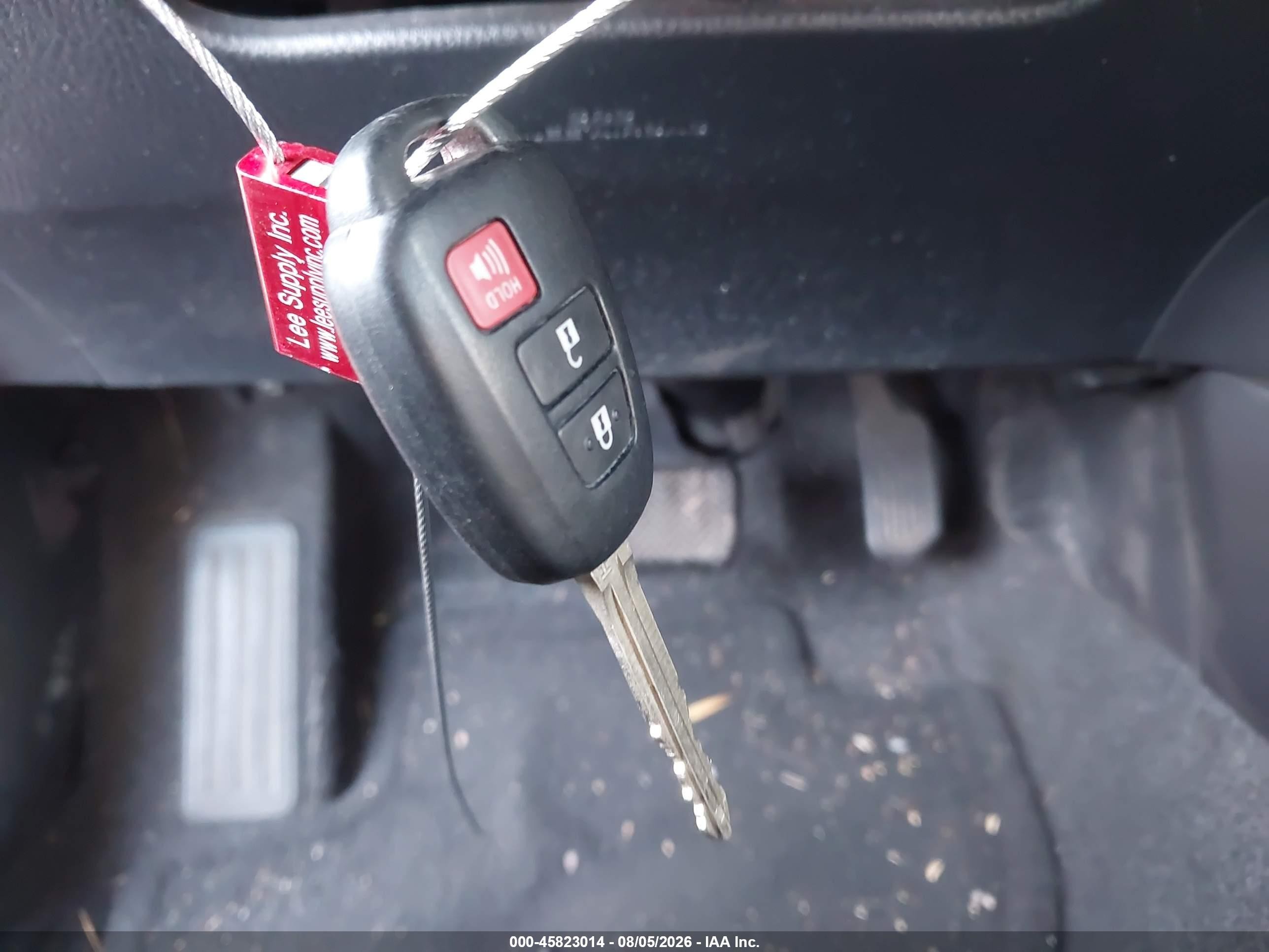 2015 Toyota Rav4 Le Red vin: JTMZFREV9FJ031538