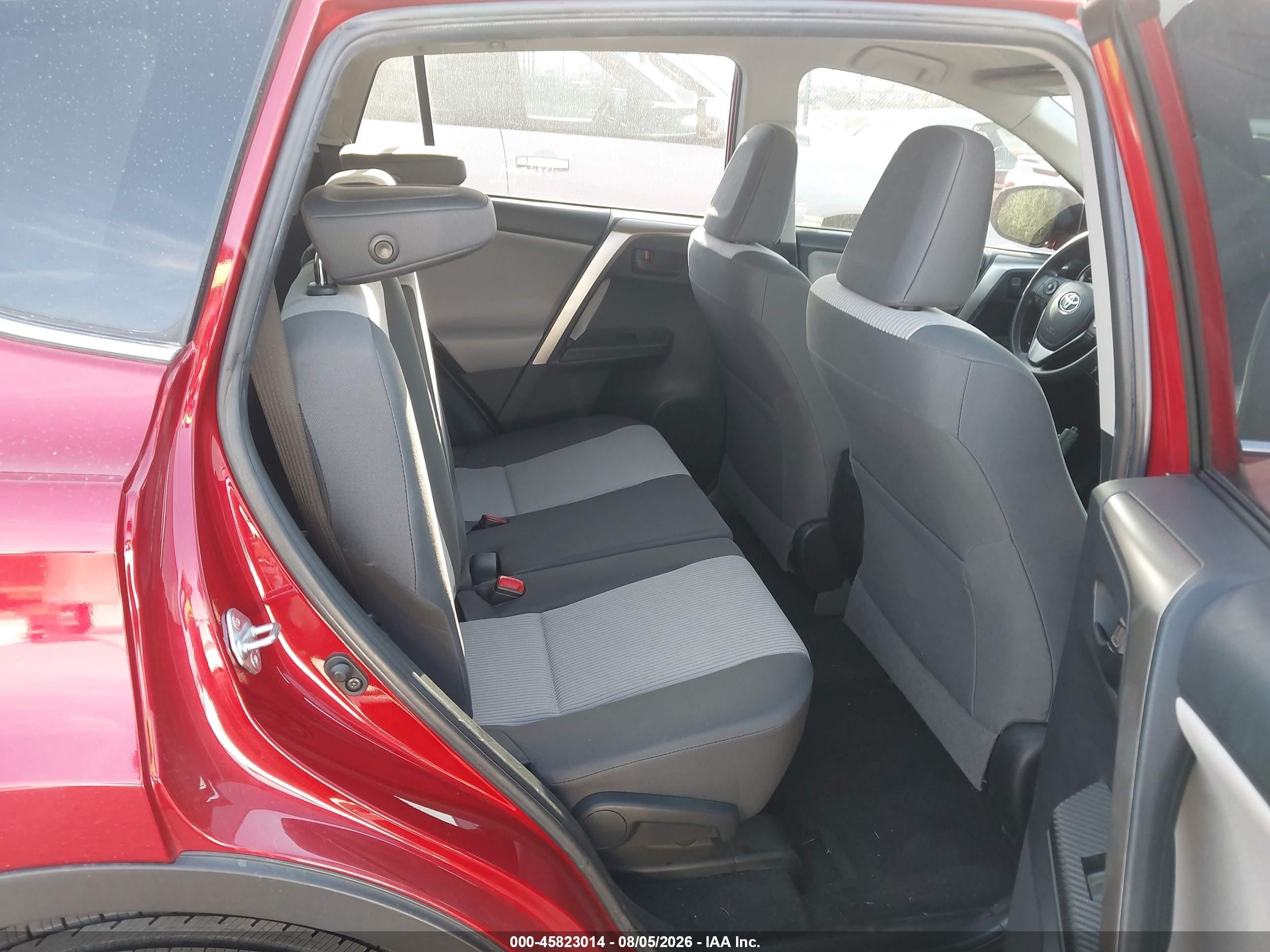 2015 Toyota Rav4 Le Red vin: JTMZFREV9FJ031538